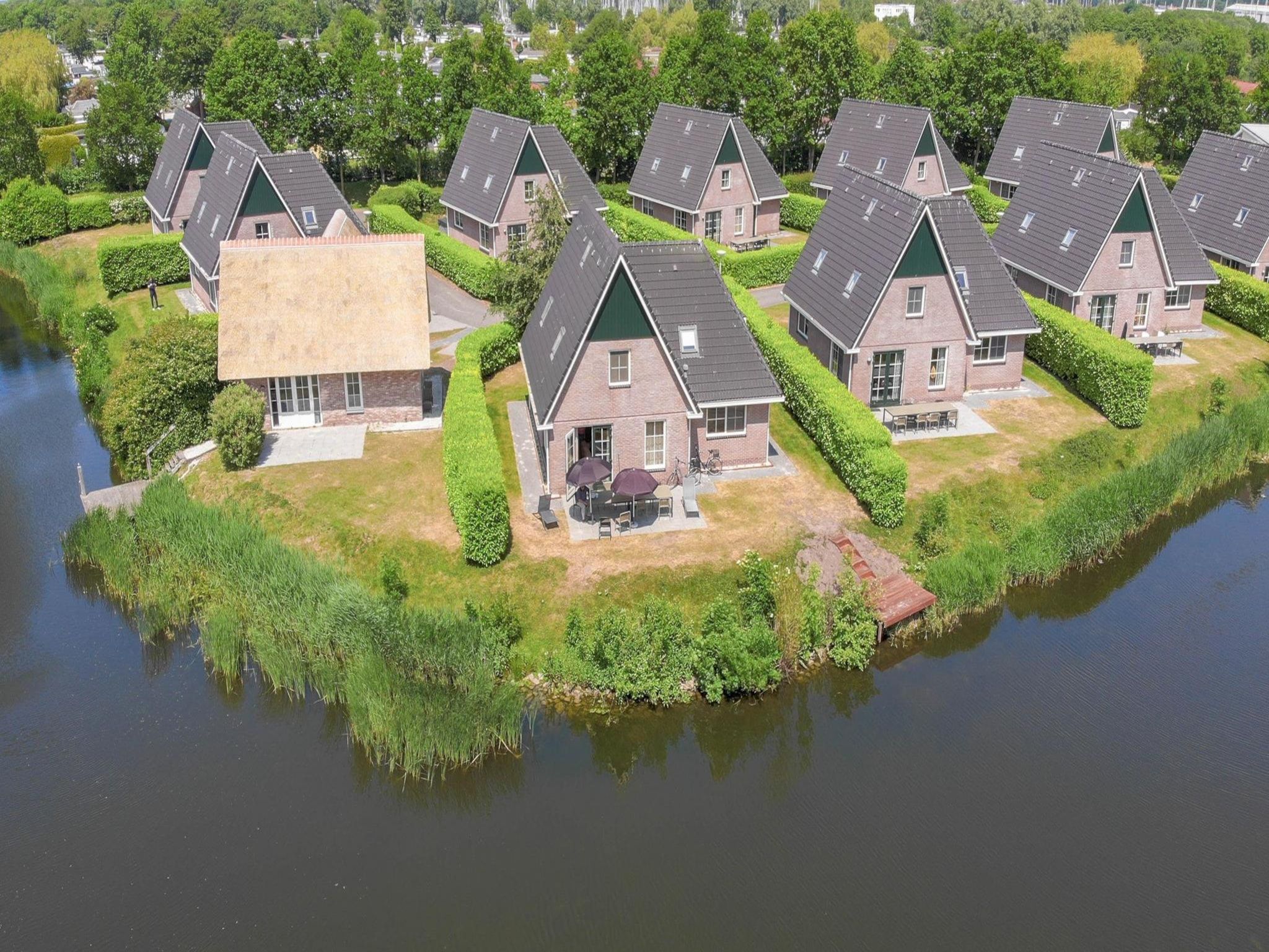 De buitenkant van Beachvilla Royaal met Sauna - 10 personen in Makkum