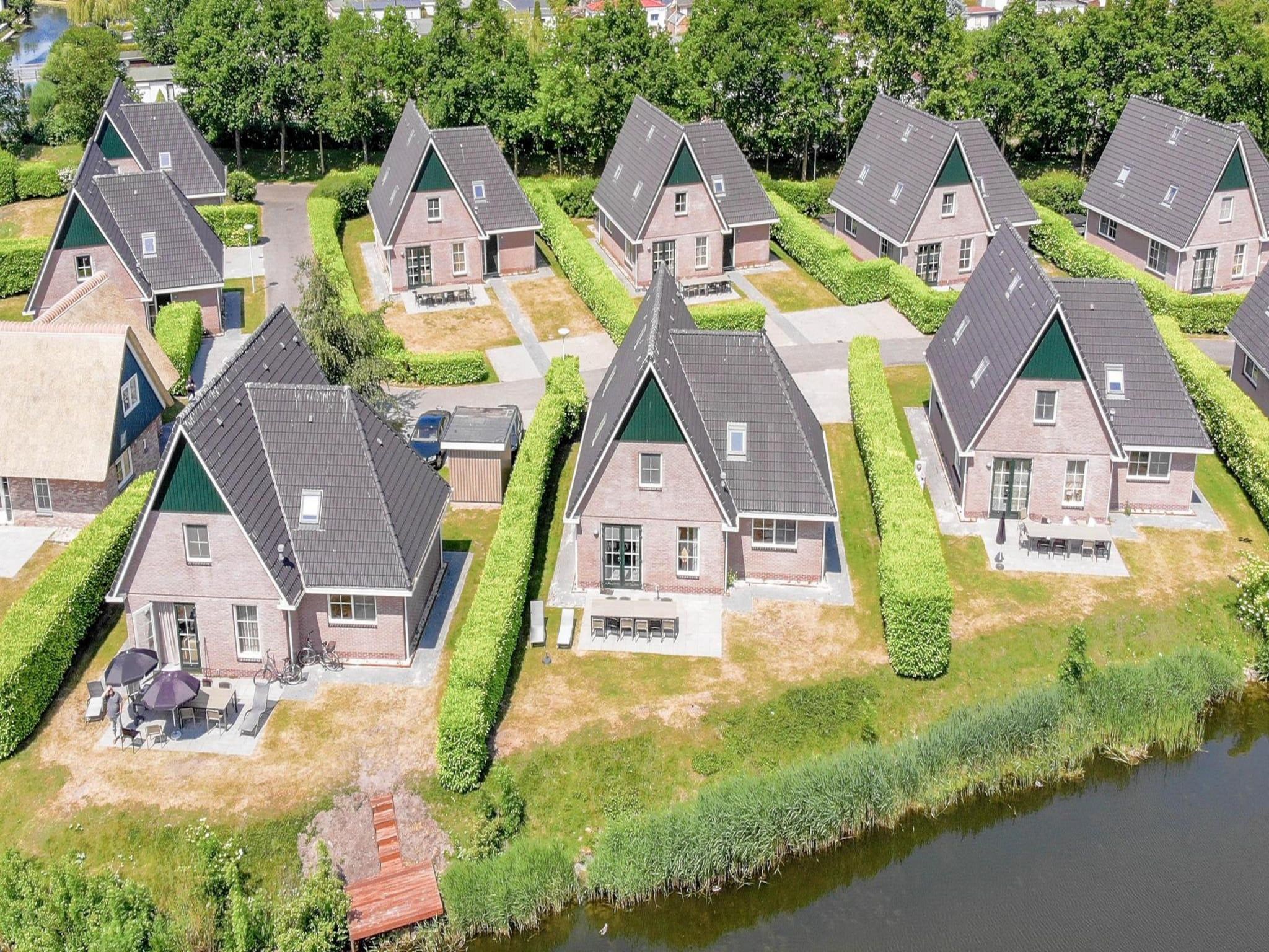 De buitenkant van Beachvilla Royaal met Sauna - 10 personen in Makkum
