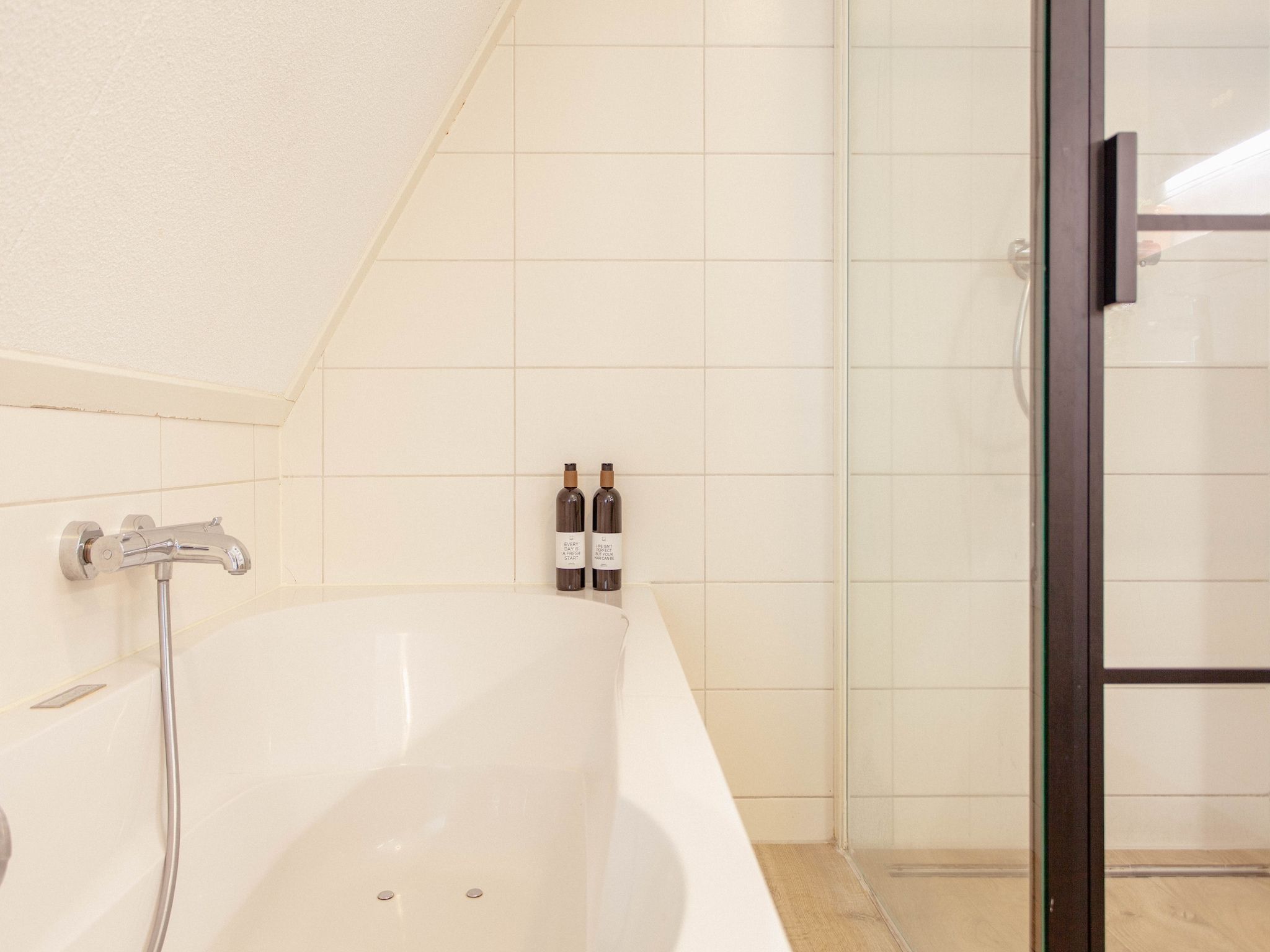 De badkamer van Beachvilla Royaal met Sauna - 10 personen in Makkum