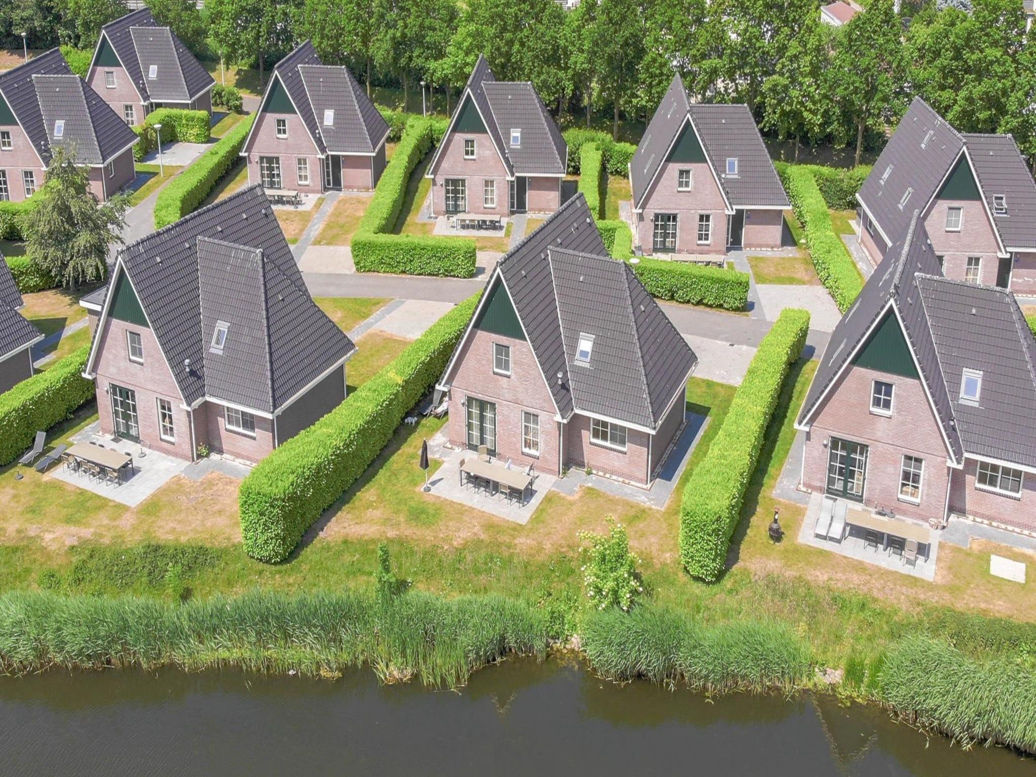 De buitenkant van Beachvilla Royaal met Sauna - 10 personen in Makkum