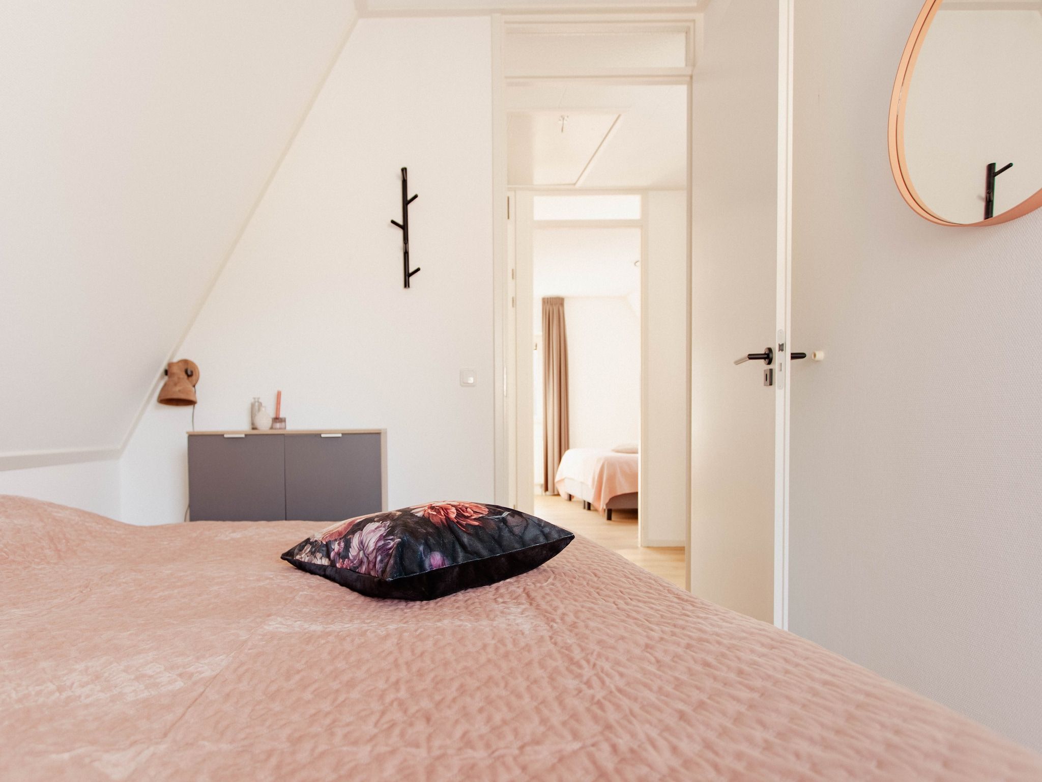 Een slaapkamer van Beachvilla Royaal met Sauna - 10 personen in Makkum