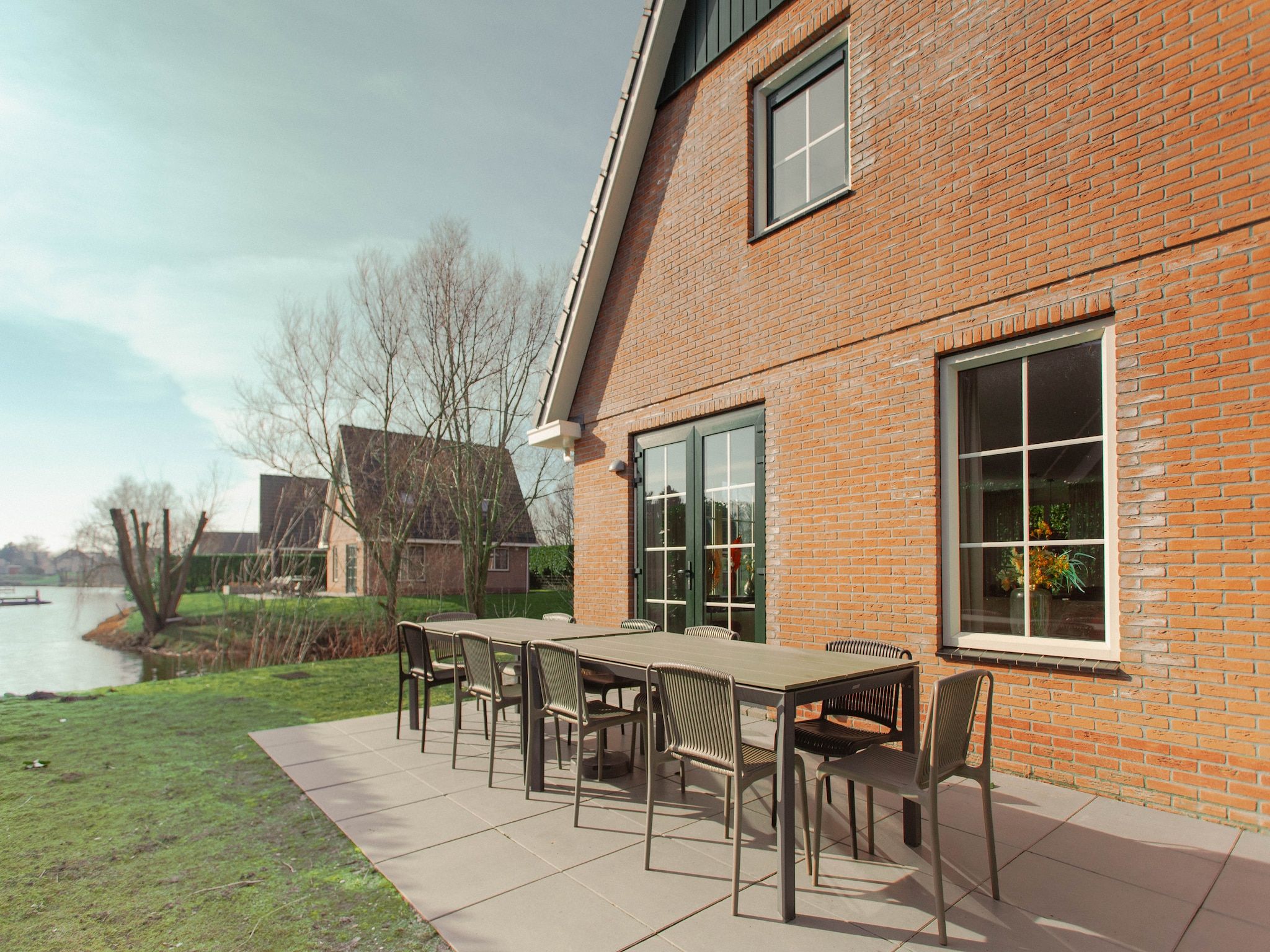 Het terras van Beachvilla Royaal met Sauna - 10 personen in Makkum