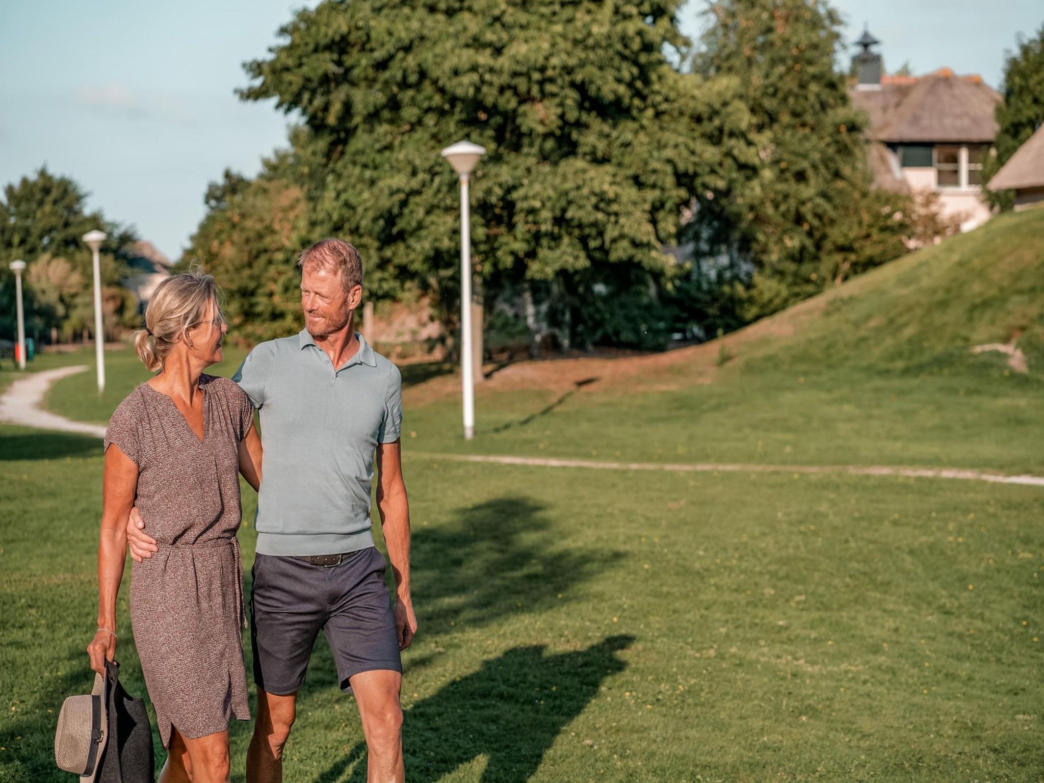 De tuin van Beachvilla Royaal met Sauna - 10 personen in Makkum