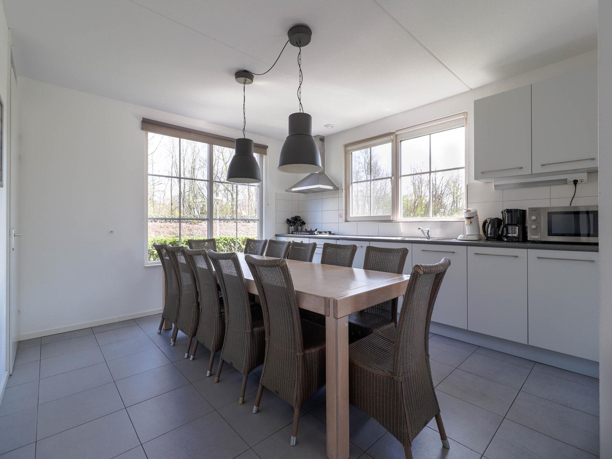 De eetkamer van Beachvilla XL - 12 persons in Makkum