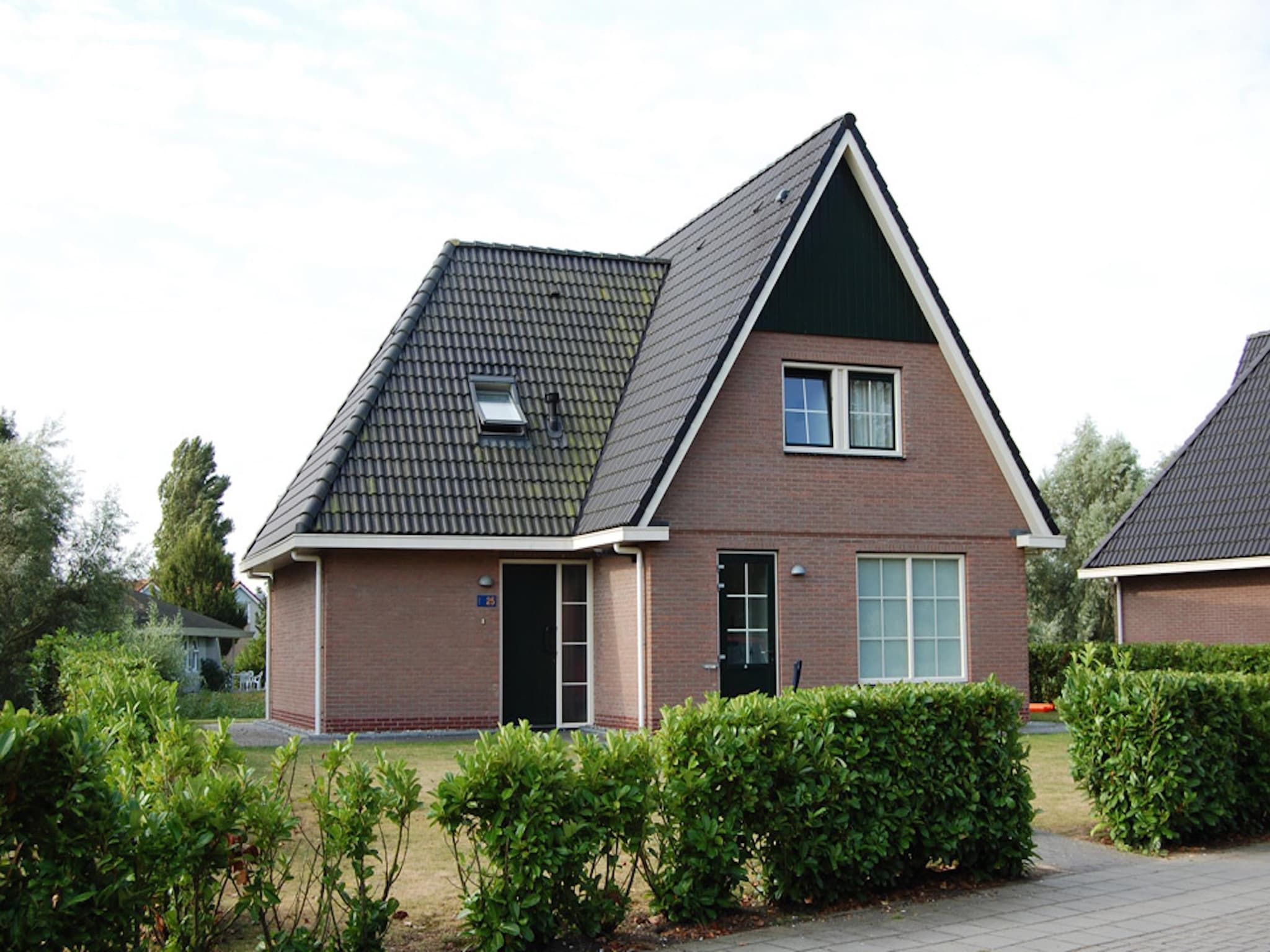 De buitenkant van Beachvilla XL - 12 persons in Makkum