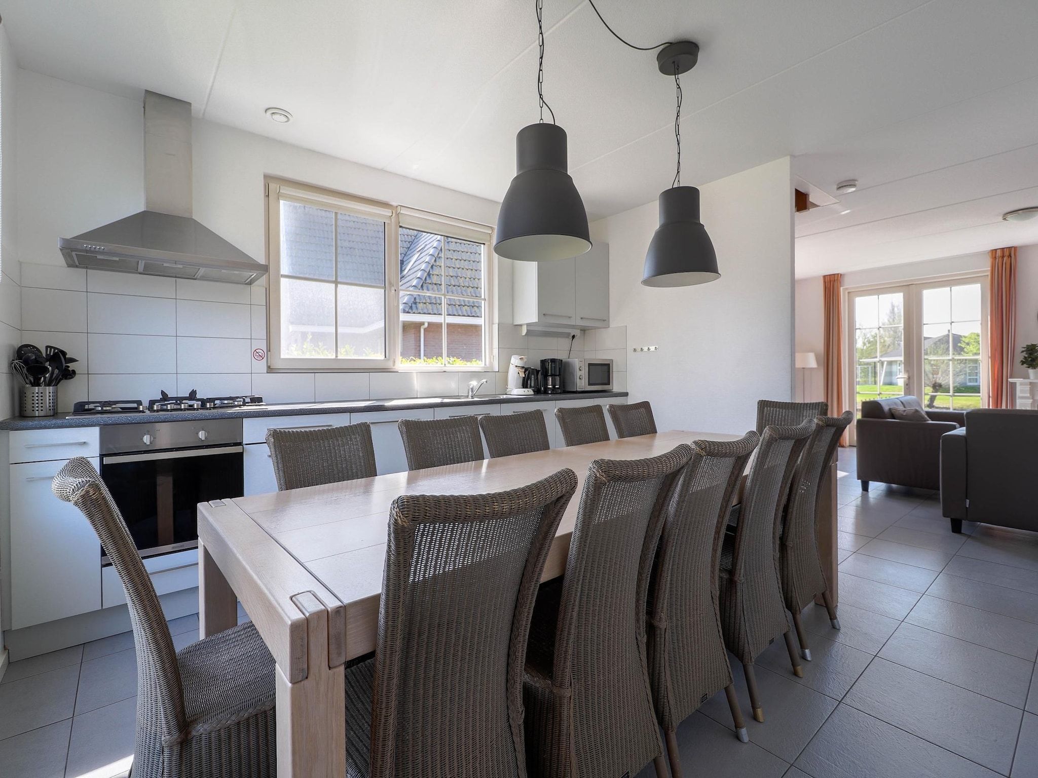 De eetkamer van Beachvilla XL - 12 persons in Makkum