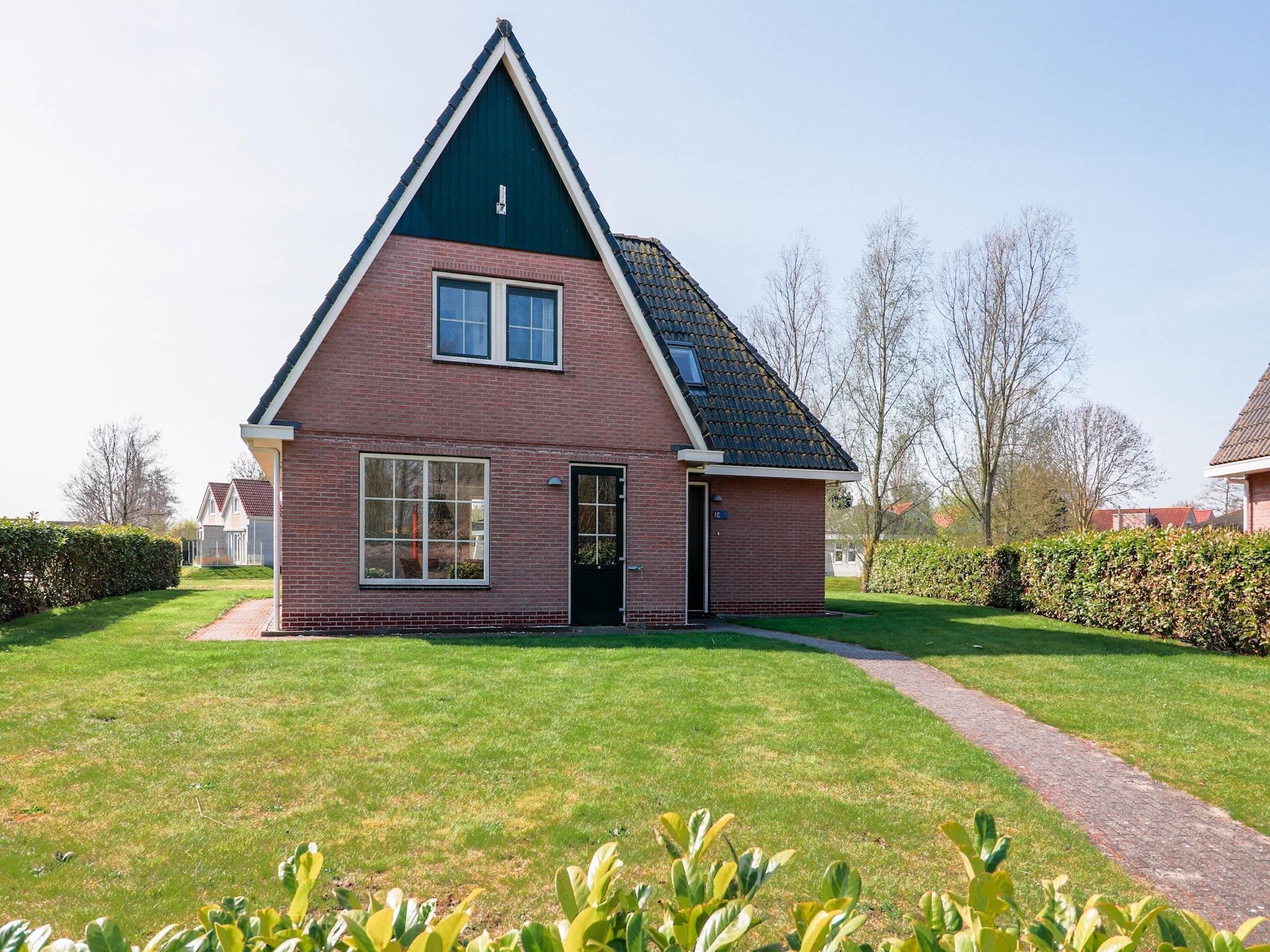 De buitenkant van Beachvilla XL - 12 persons in Makkum