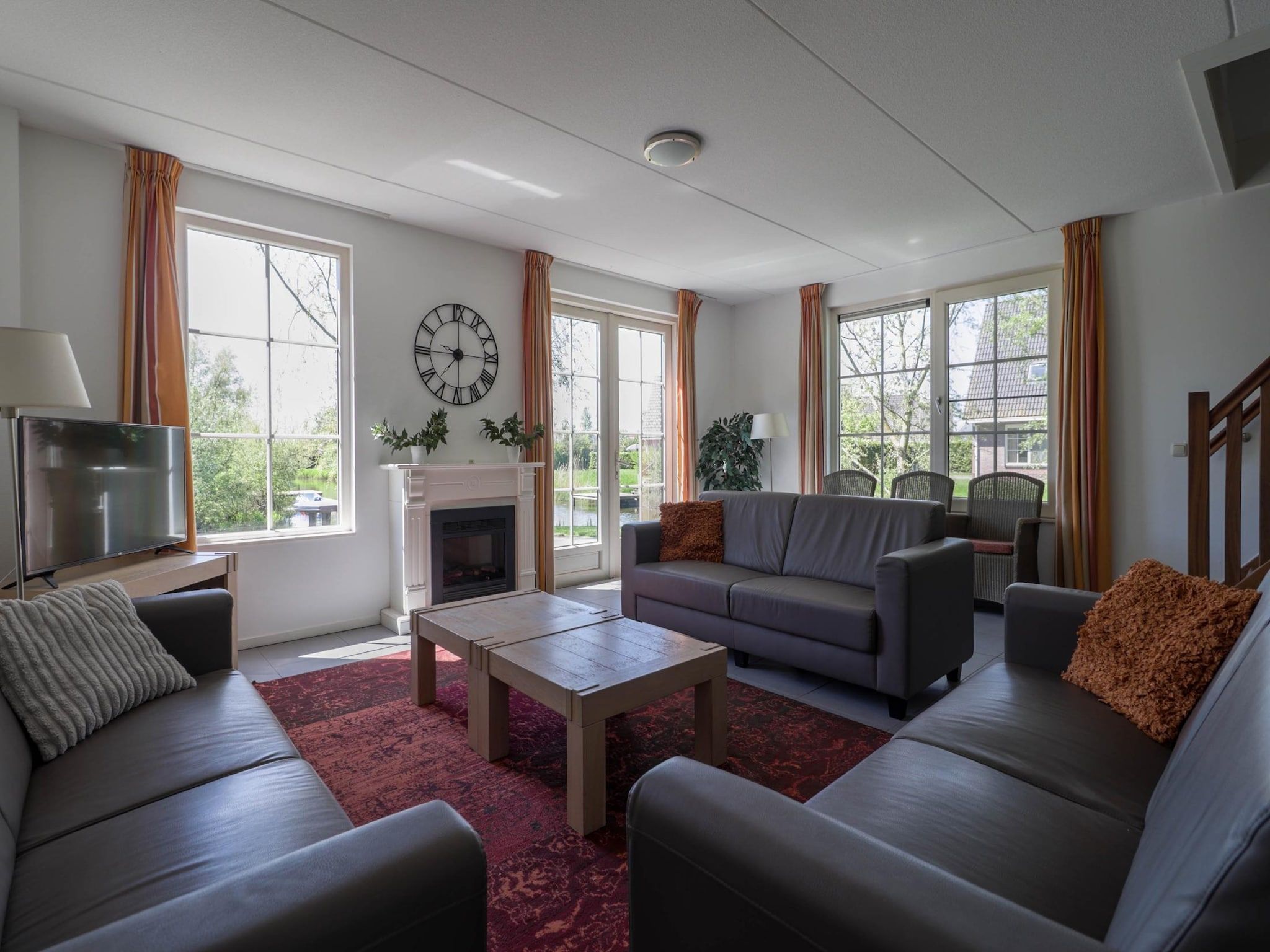De woonkamer van Beachvilla XL - 12 persons in Makkum