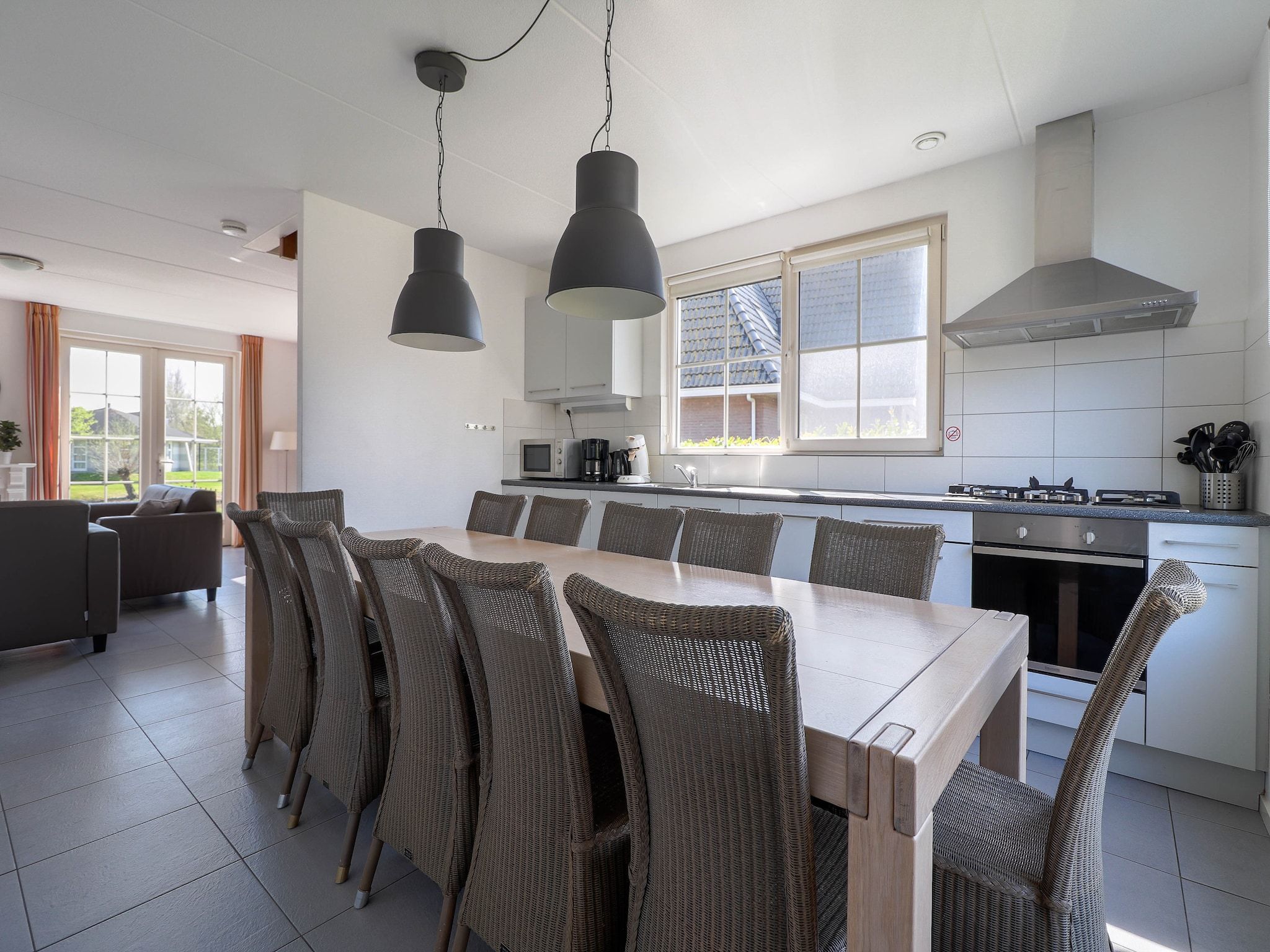 De eetkamer van Beachvilla XL - 12 persons in Makkum