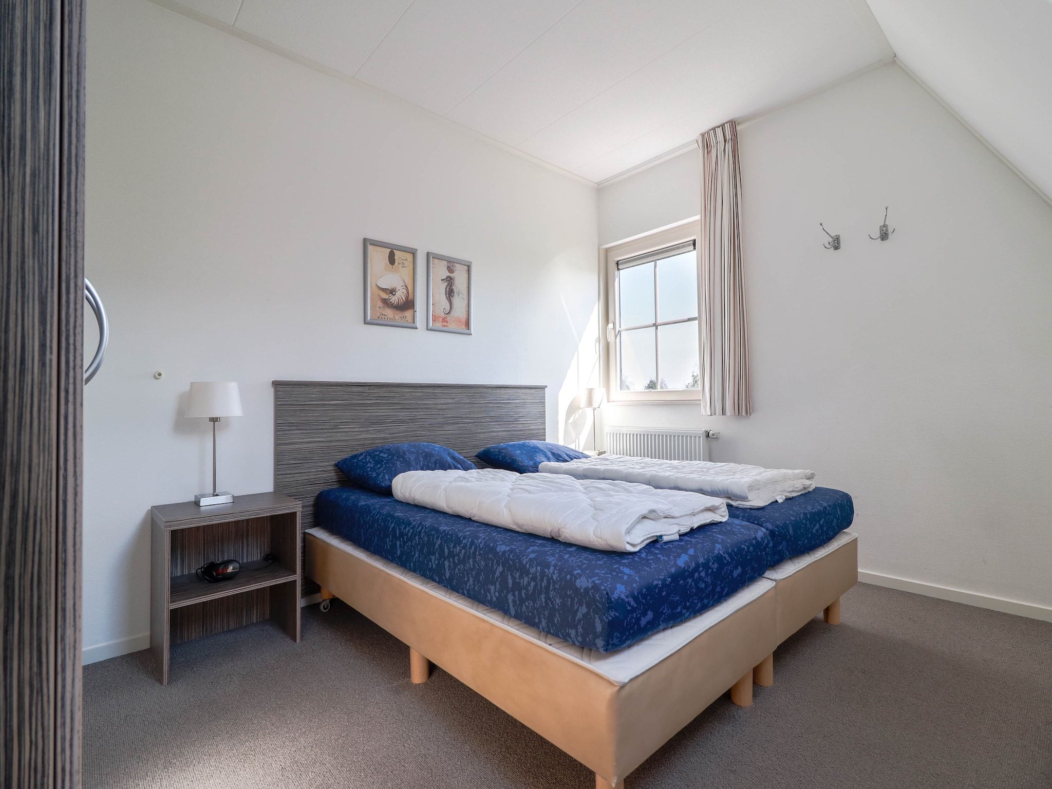 Een slaapkamer van Beachvilla XL - 12 persons in Makkum