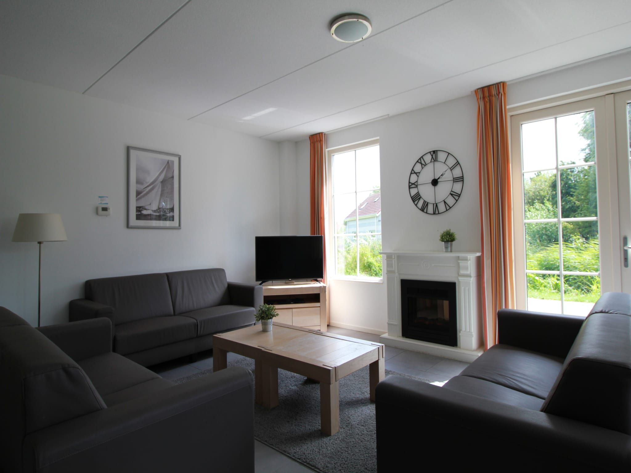 De woonkamer van Beachvilla XL - 12 persons in Makkum