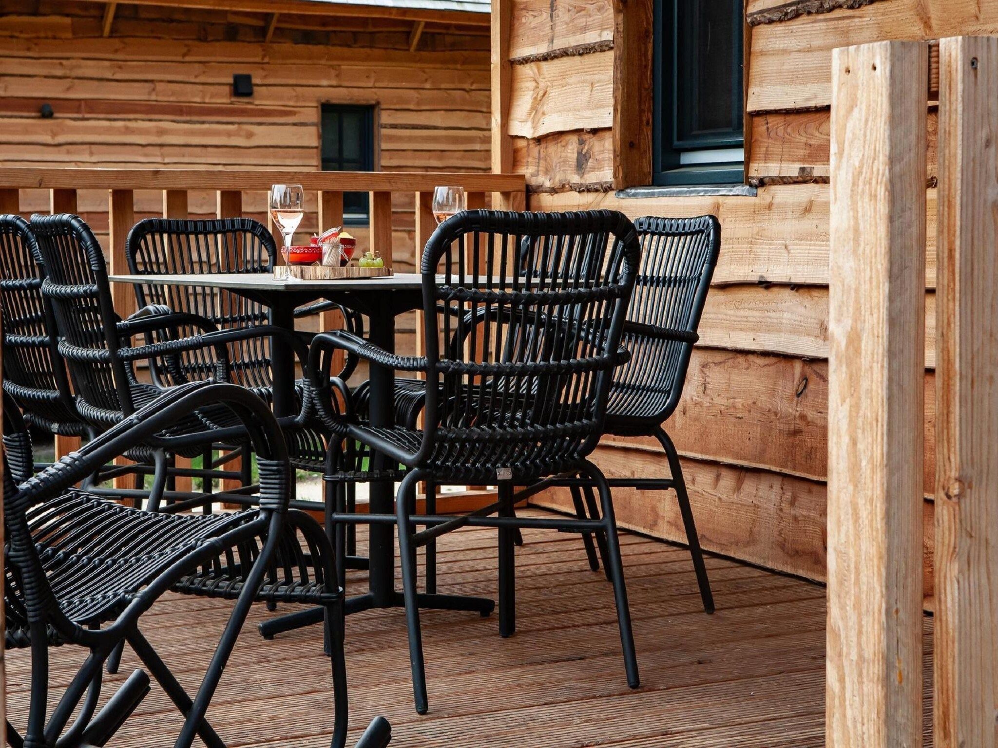Het terras van Vakantiepark Sandberghe 13 in Uden