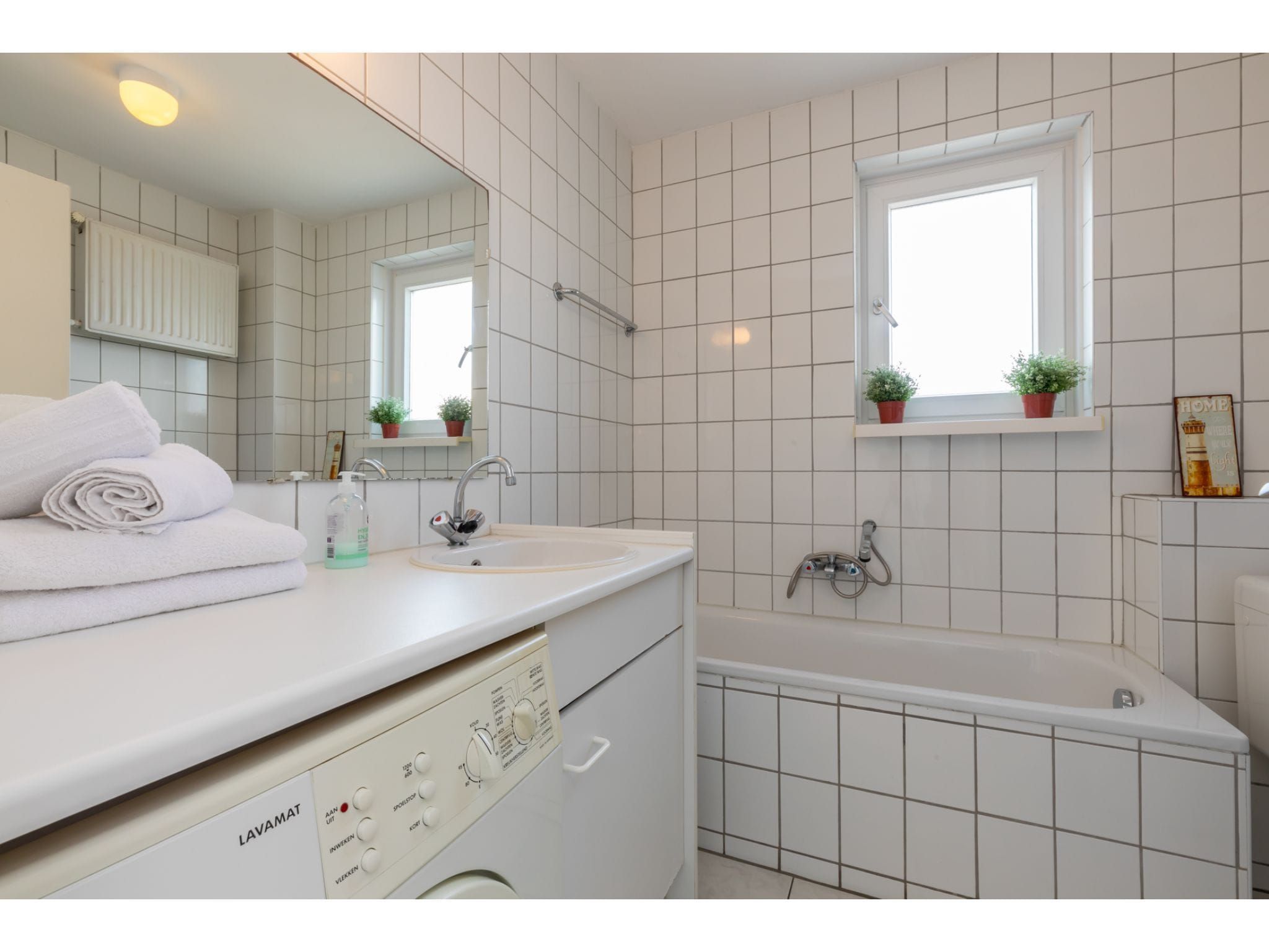De badkamer van Zuidstraat 113- Zomerwoning in Westkapelle
