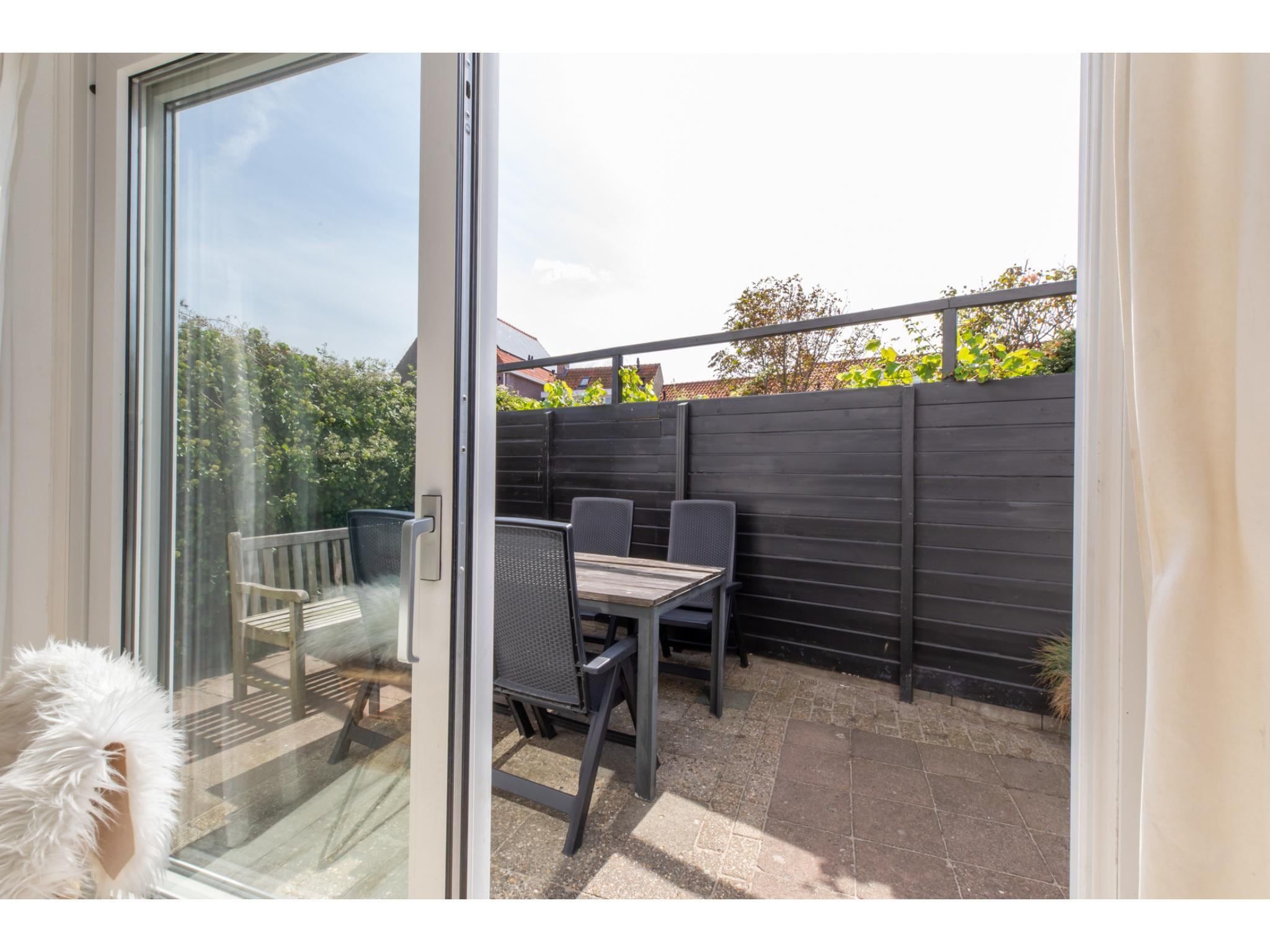 Het terras van Zuidstraat 113- Zomerwoning in Westkapelle