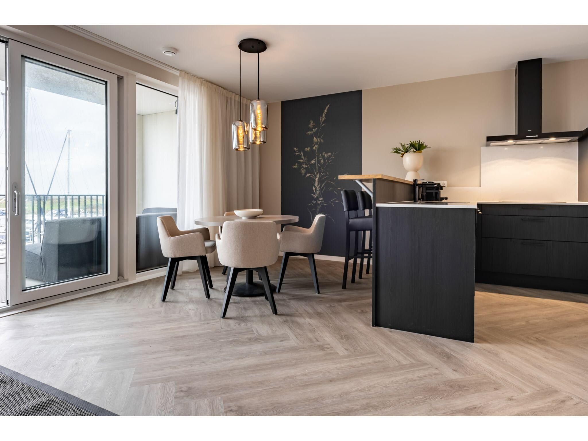 De eetkamer van Harbour Loft1J-havenzicht in Kamperland