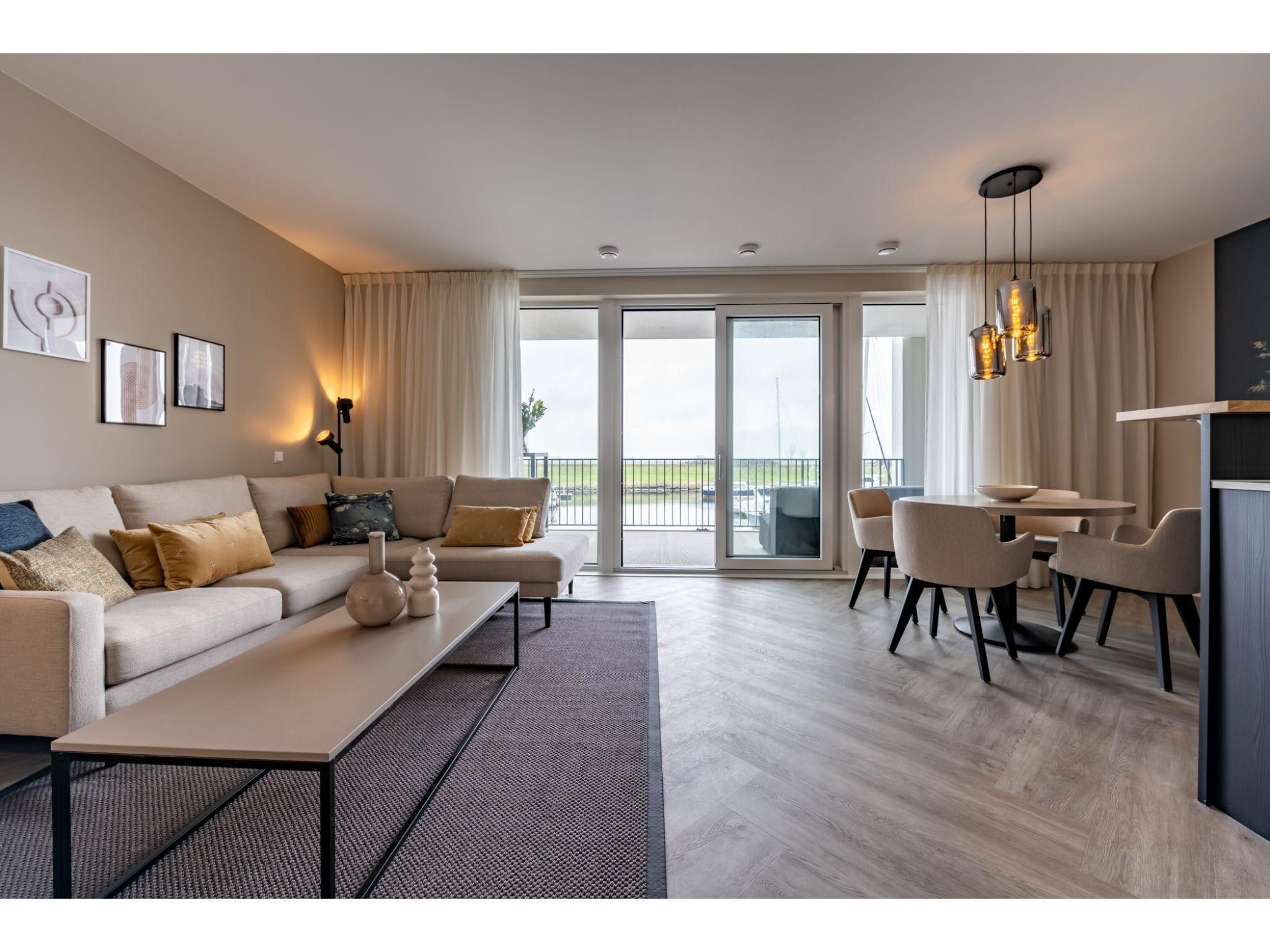 De woonkamer van Harbour Loft1J-havenzicht in Kamperland