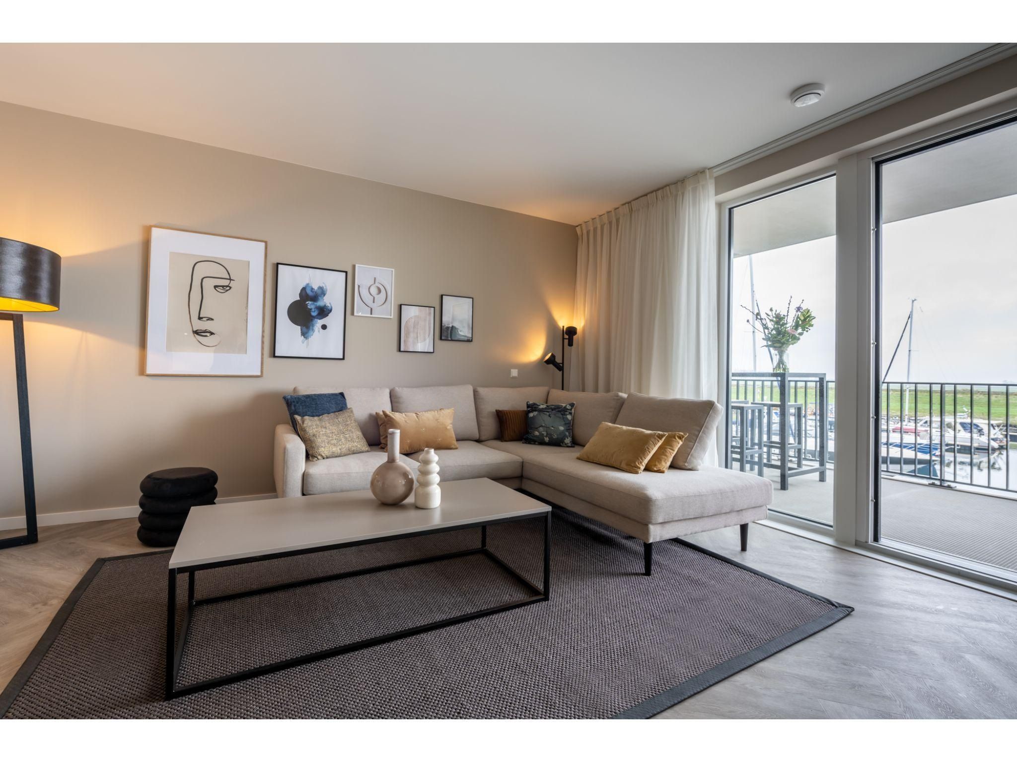 De woonkamer van Harbour Loft1J-havenzicht in Kamperland