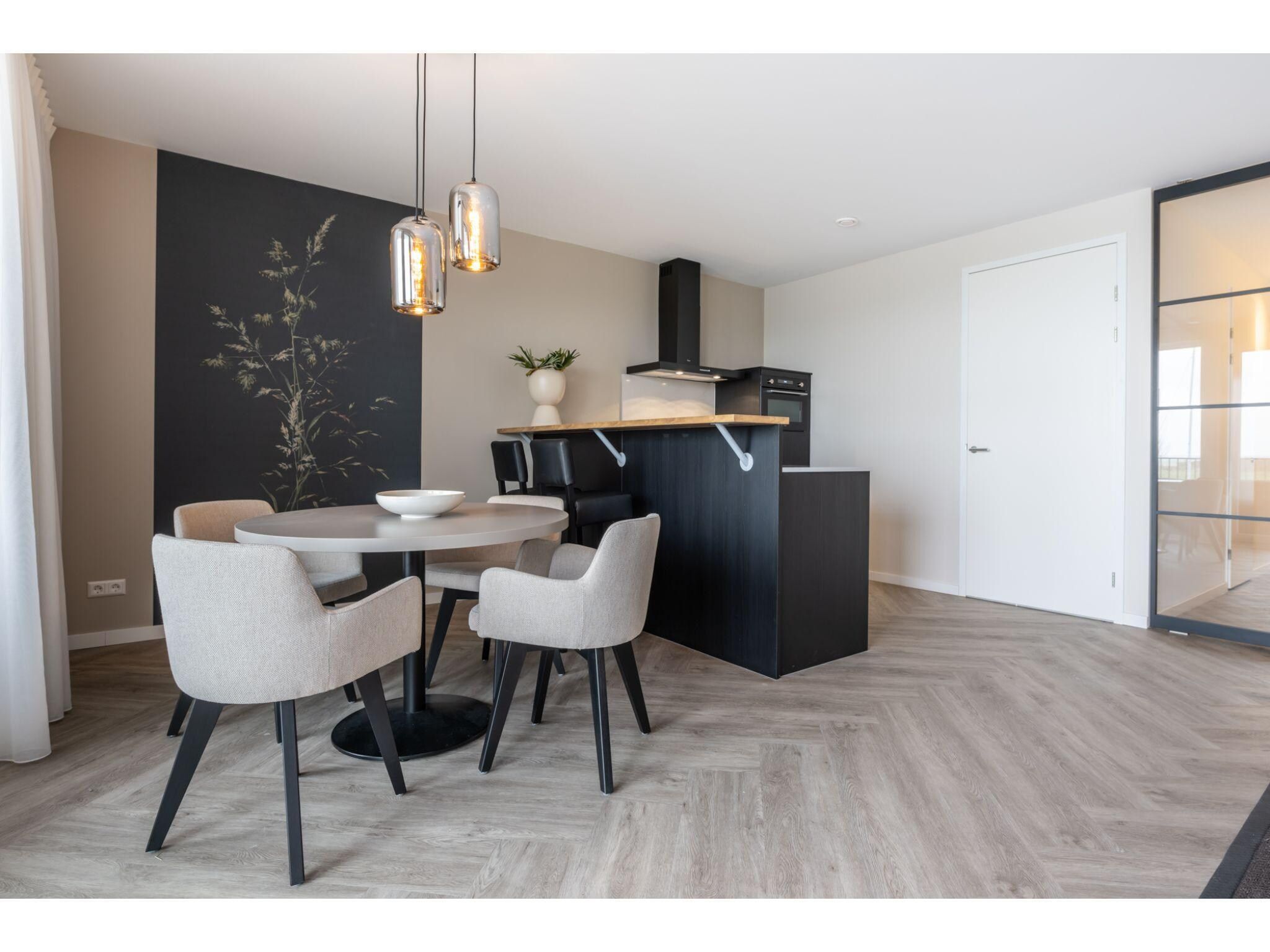 De eetkamer van Harbour Loft1J-havenzicht in Kamperland