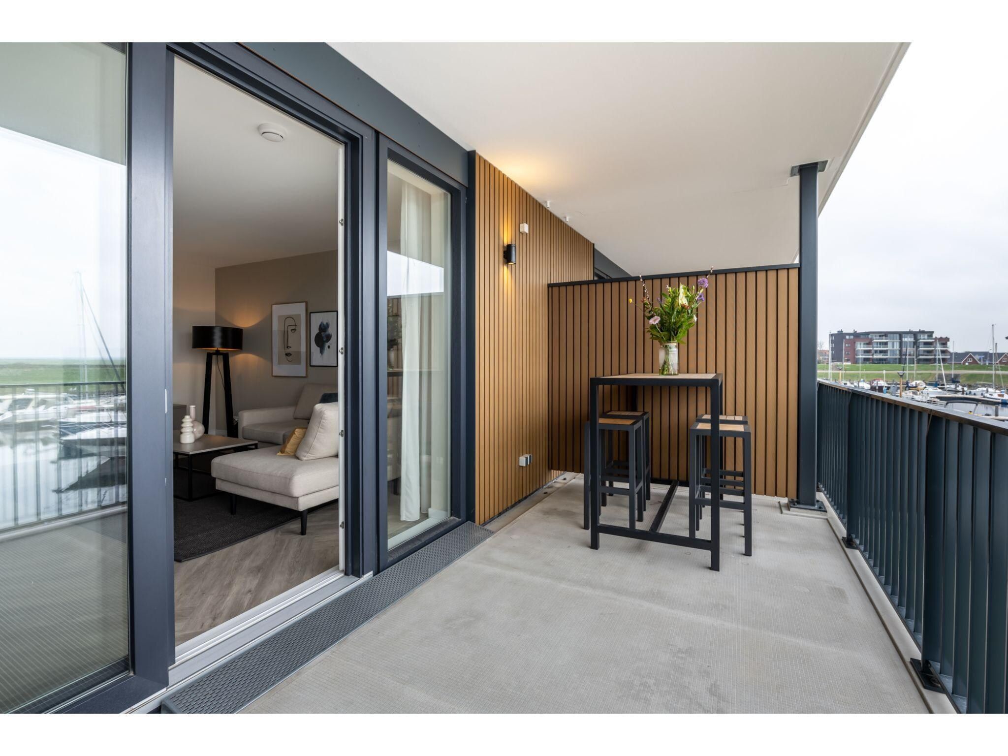 Het terras van Harbour Loft1J-havenzicht in Kamperland