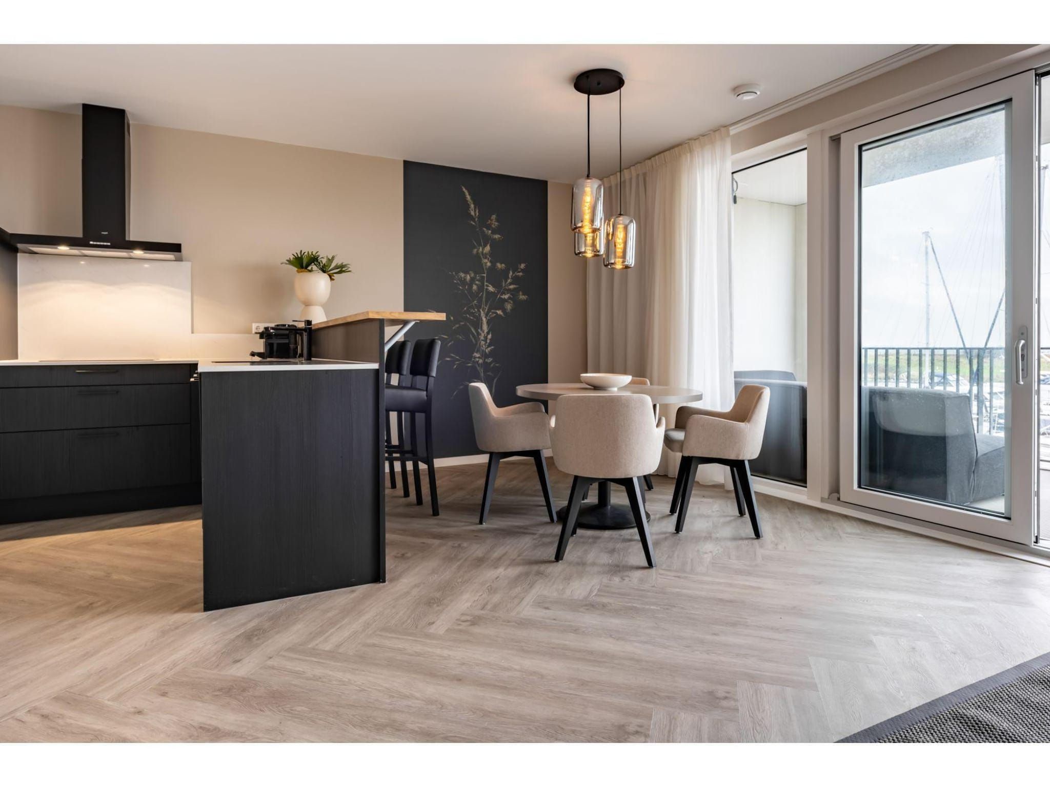 De eetkamer van Harbour Loft1J-havenzicht in Kamperland