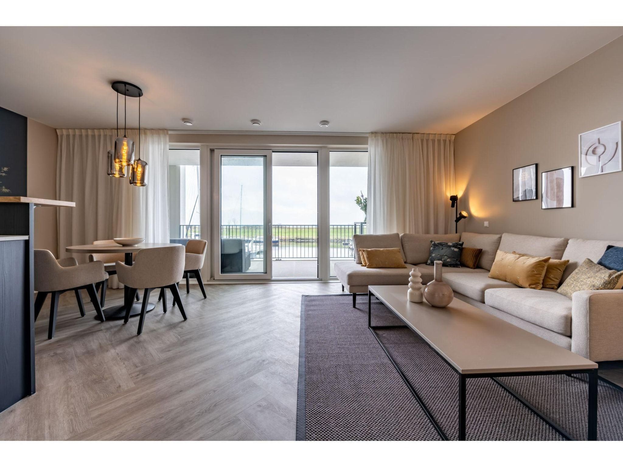 De woonkamer van Harbour Loft1J-havenzicht in Kamperland