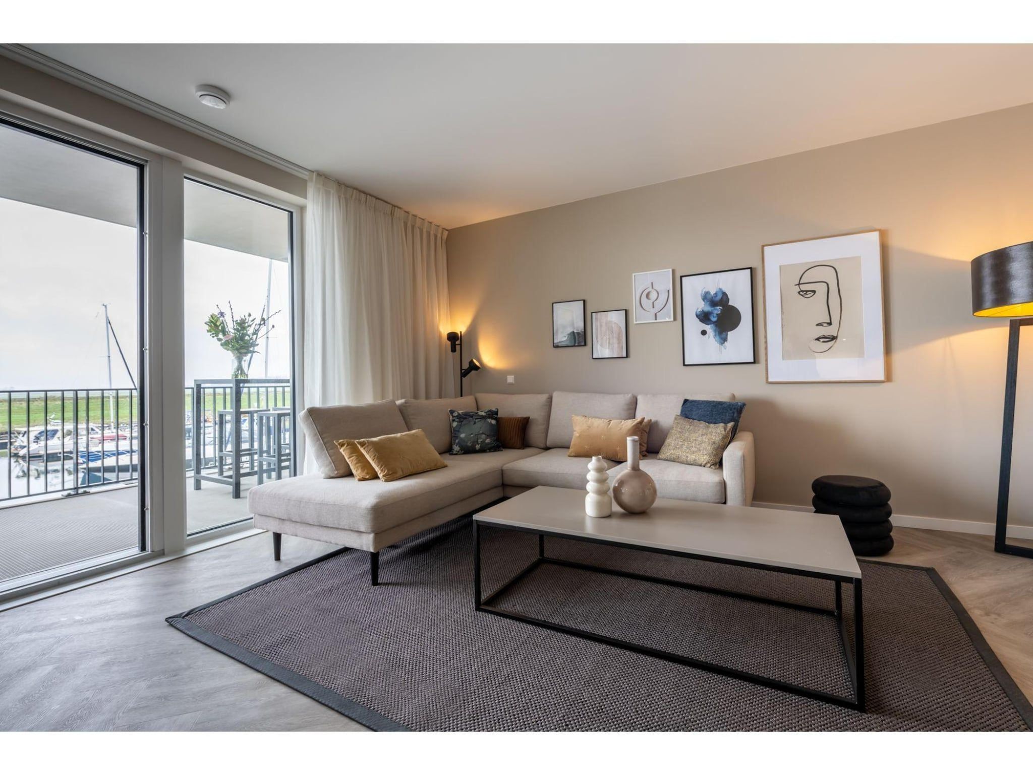 De woonkamer van Harbour Loft1J-havenzicht in Kamperland