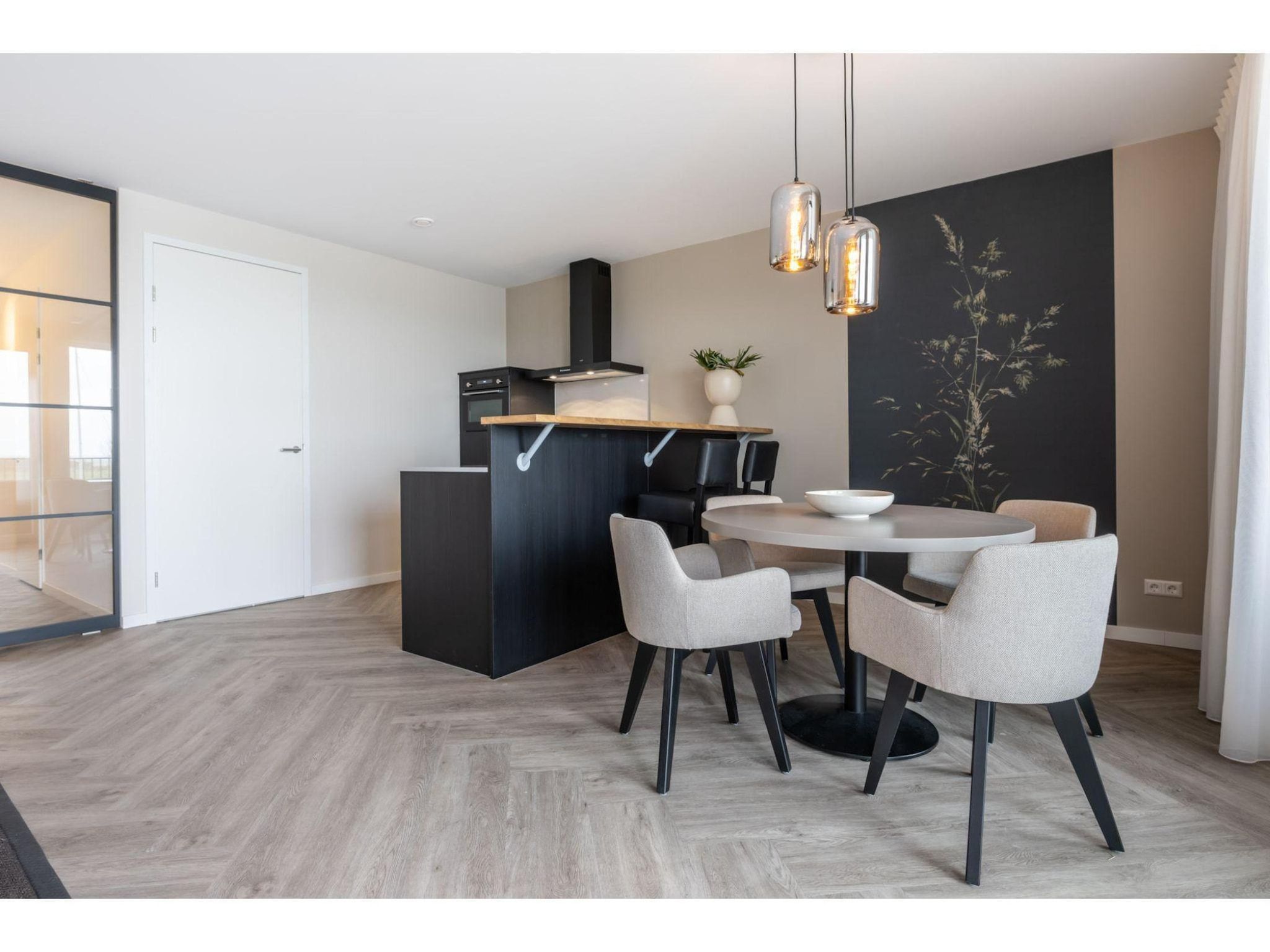 De eetkamer van Harbour Loft1J-havenzicht in Kamperland