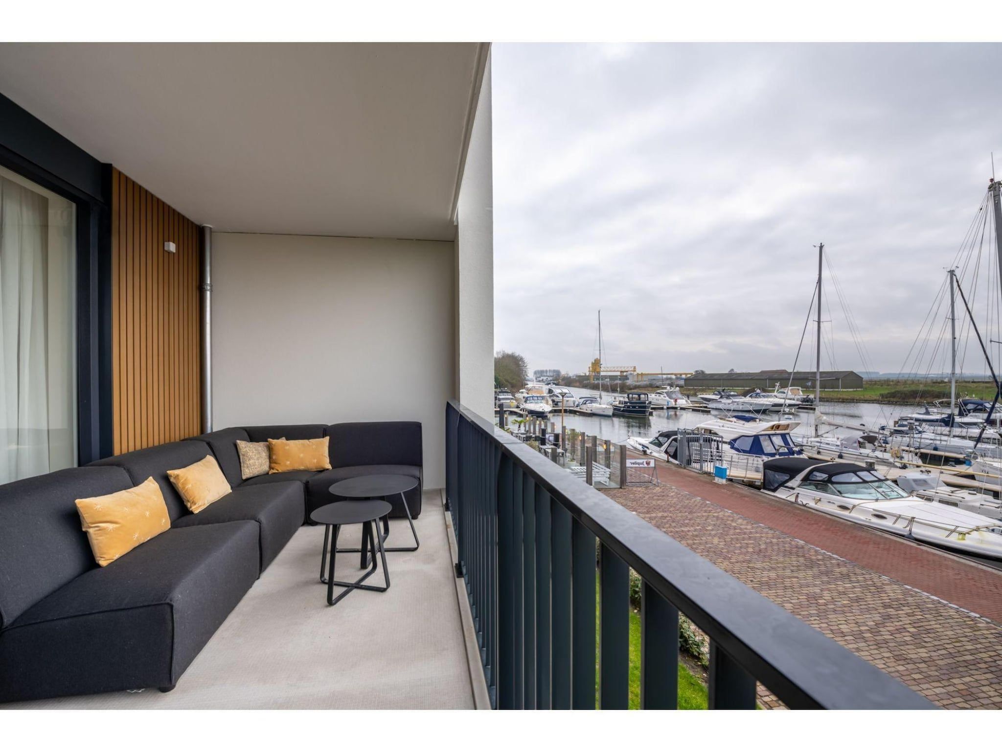 Het terras van Harbour Loft1J-havenzicht in Kamperland