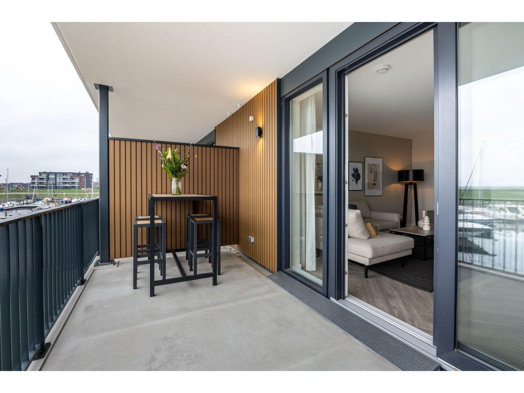 Het terras van Harbour Loft1J-havenzicht in Kamperland