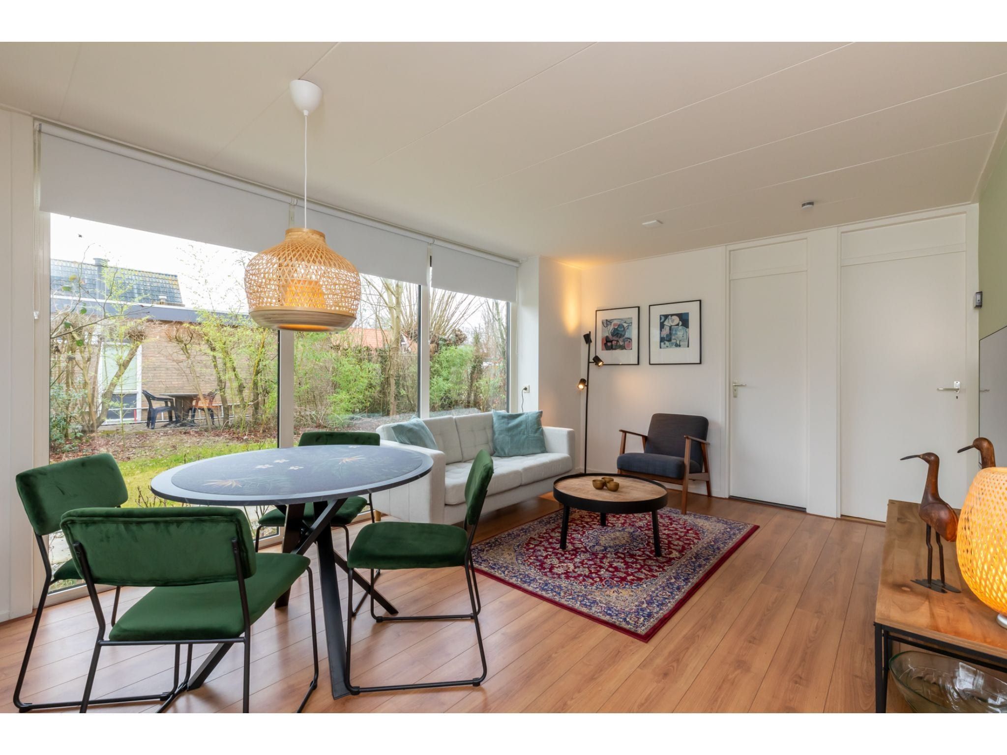 De woonkamer van Inlaag 31 in Wolphaartsdijk