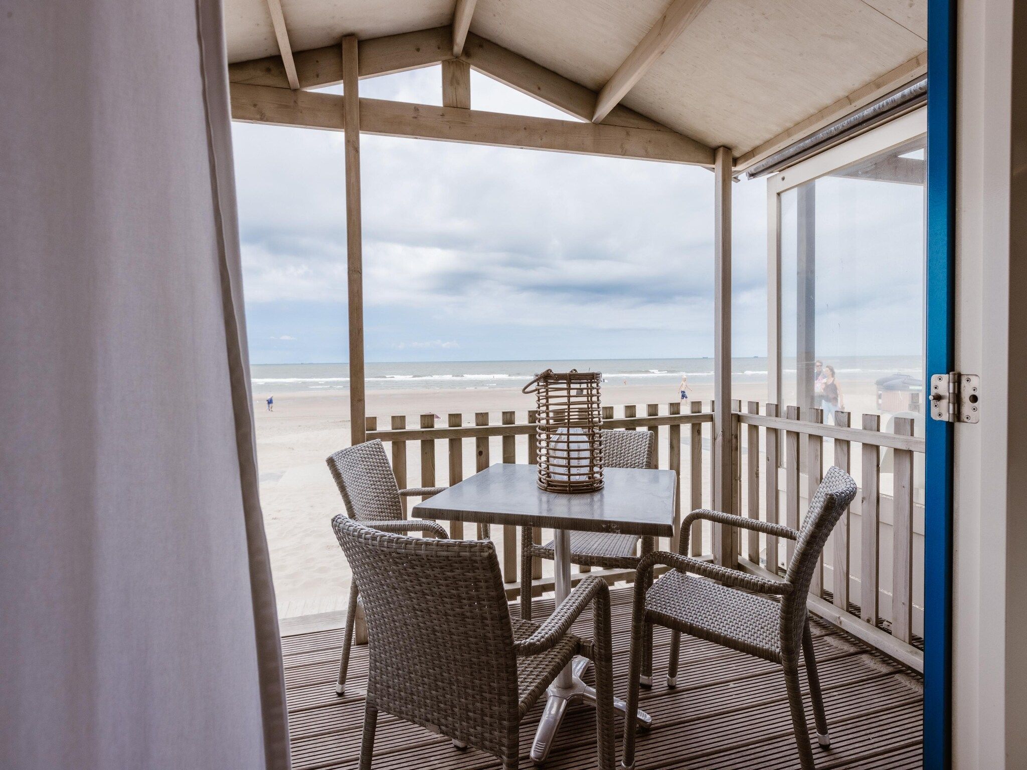 Het terras van Resort Beach Houses Wijk aan Zee 5 in Wijk aan Zee