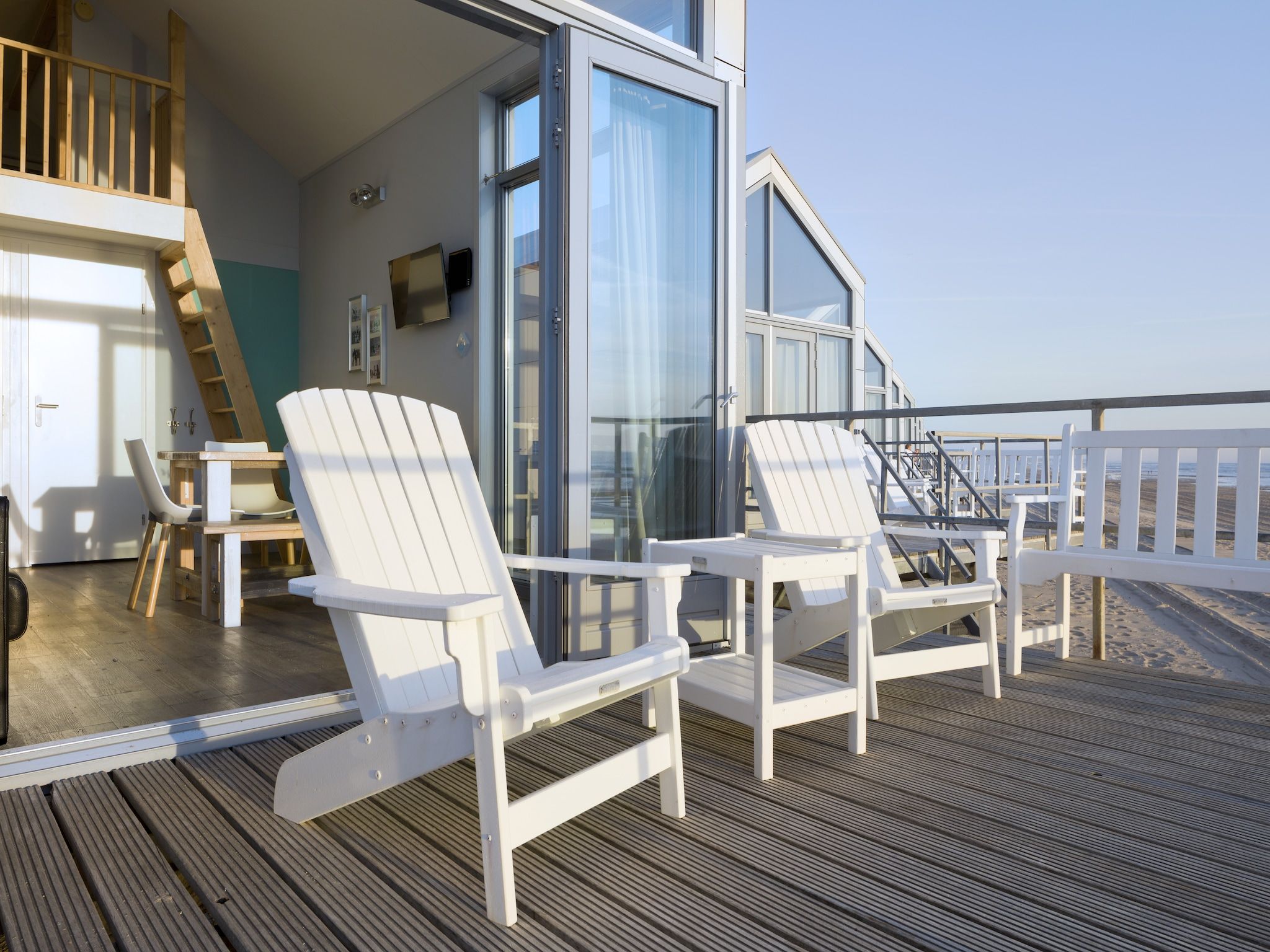 Het terras van Resort Beach Houses Julianadorp 1 in Julianadorp