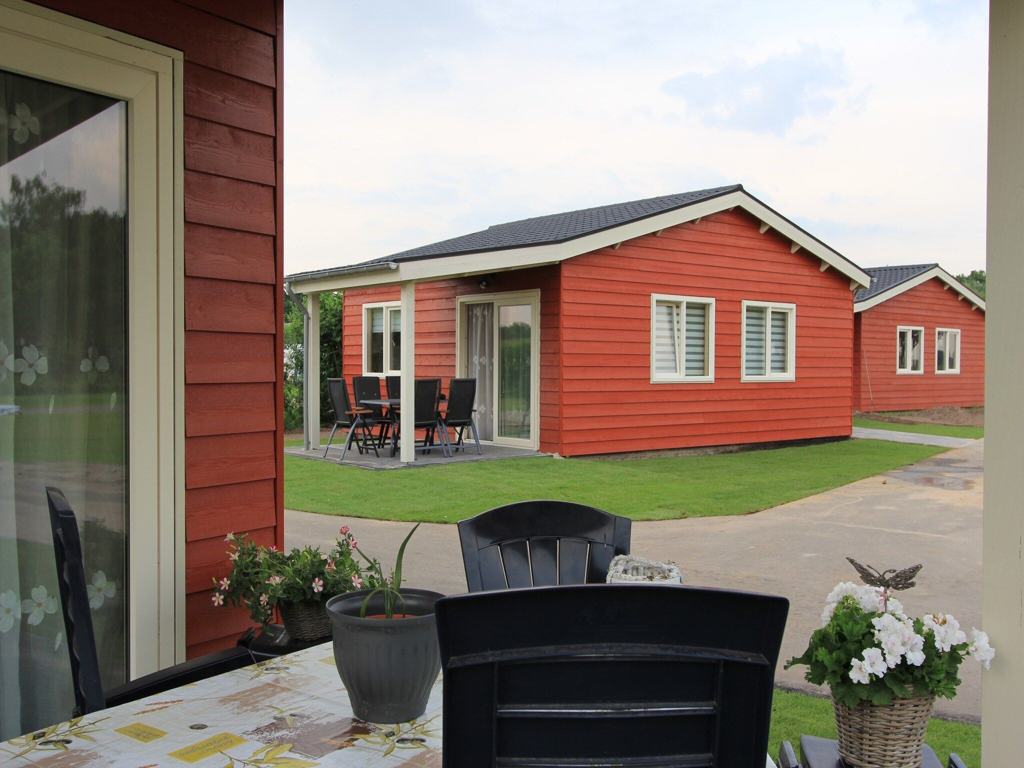 Het terras van Vakantiehuisje 19 in Someren-Heide