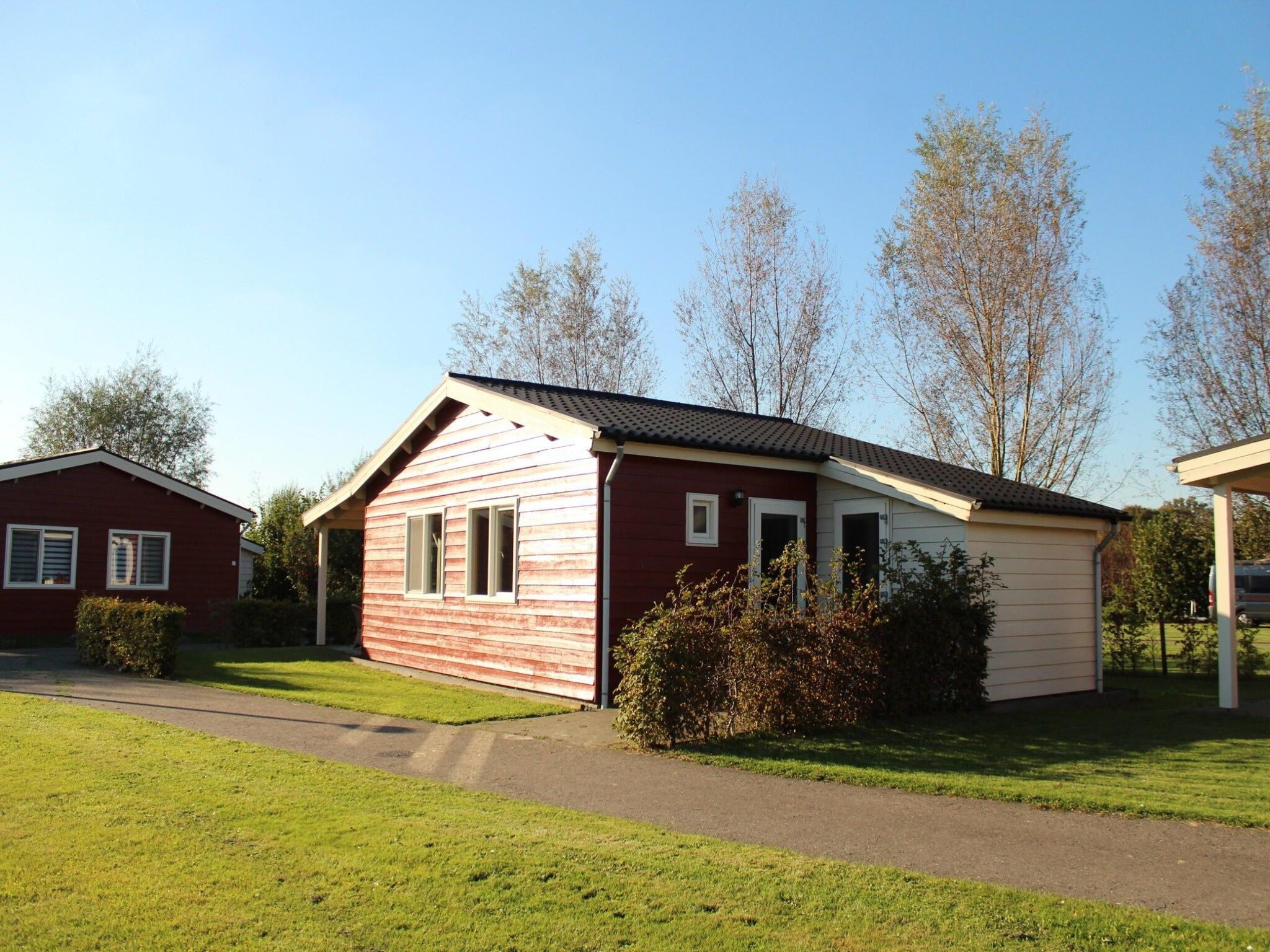 De buitenkant van Vakantiehuisje 19 in Someren-Heide