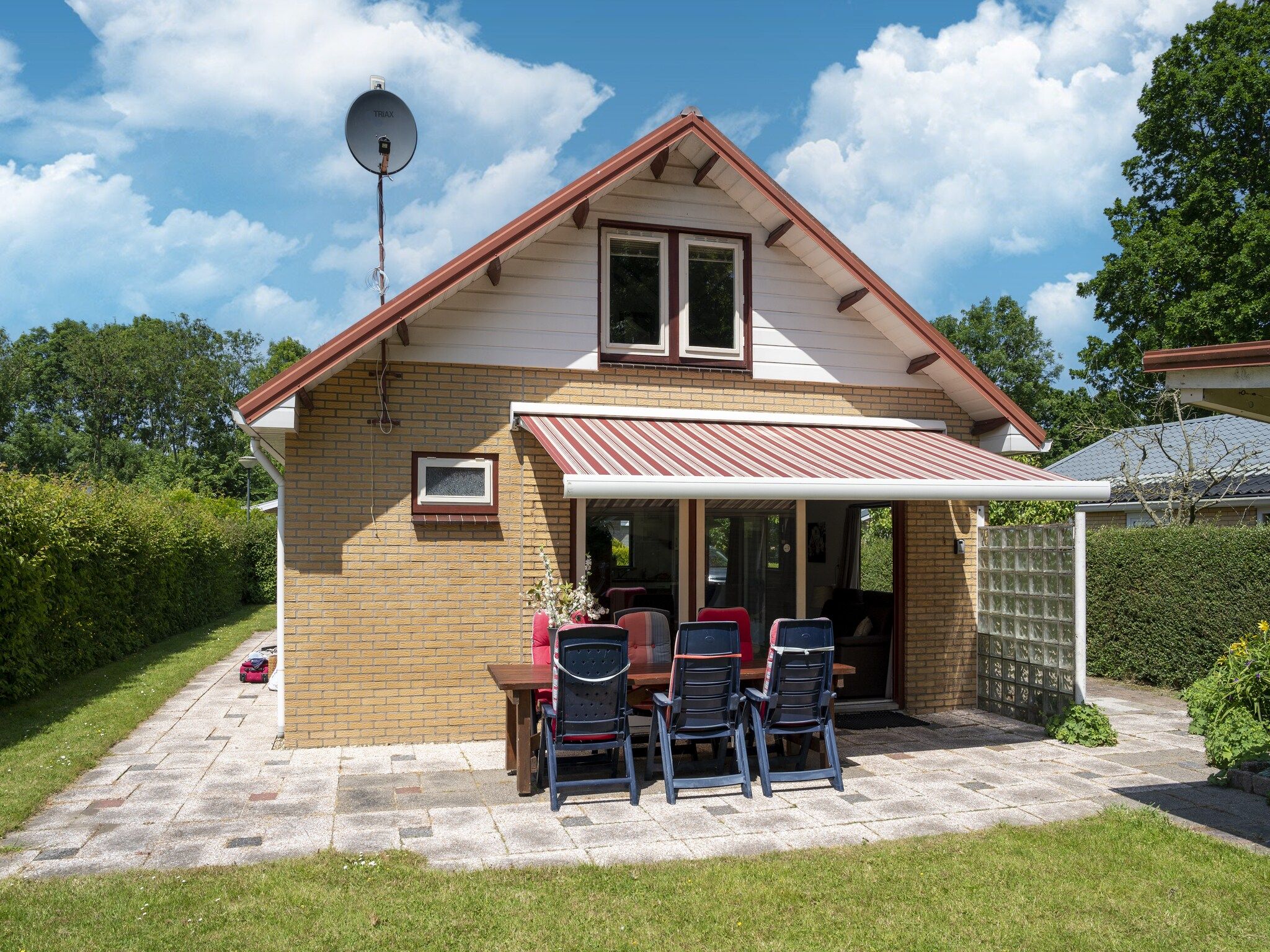 Het terras van Landingsweg 80 in Baarland