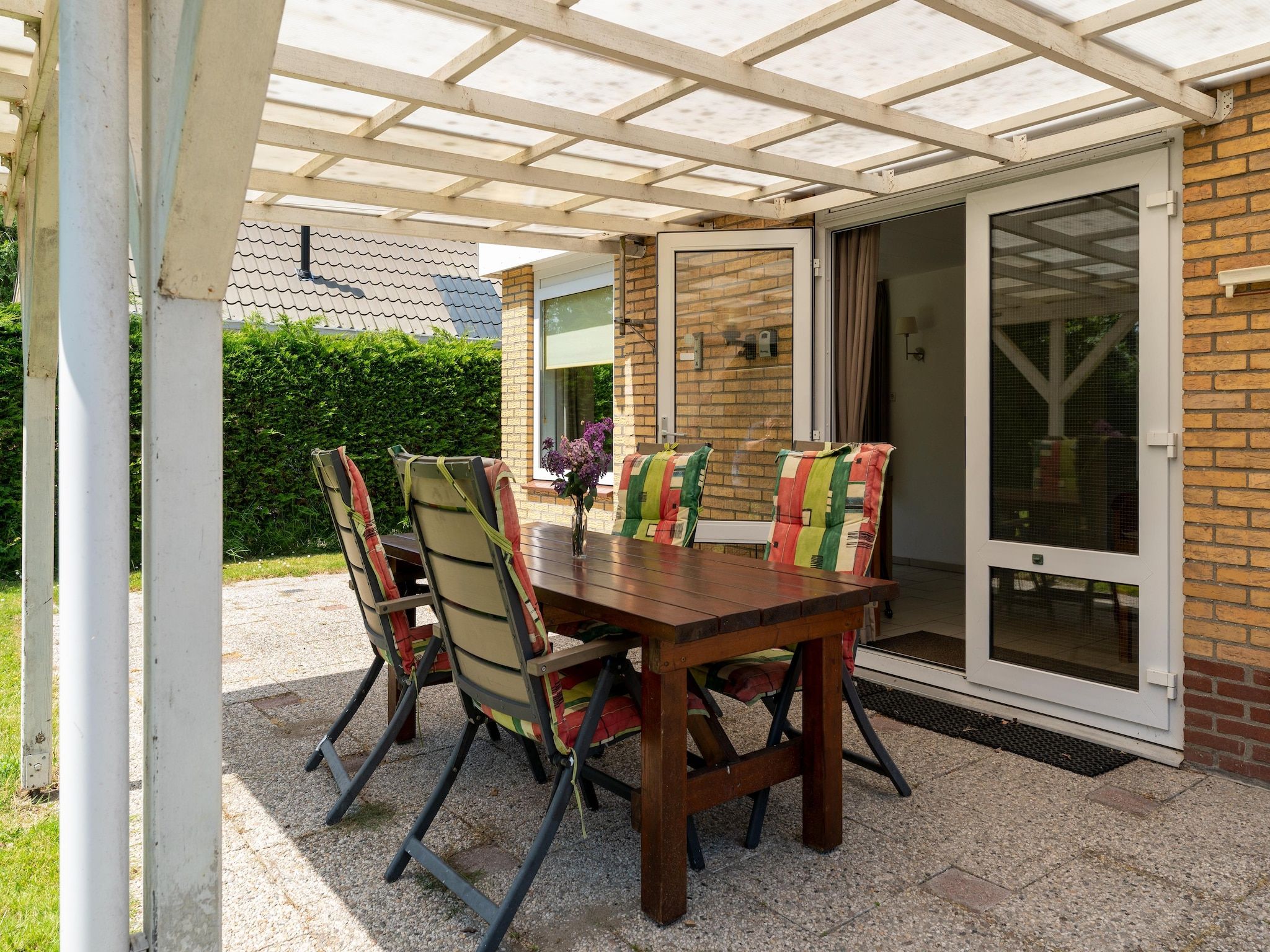 Het terras van Landingsweg 94 in Baarland