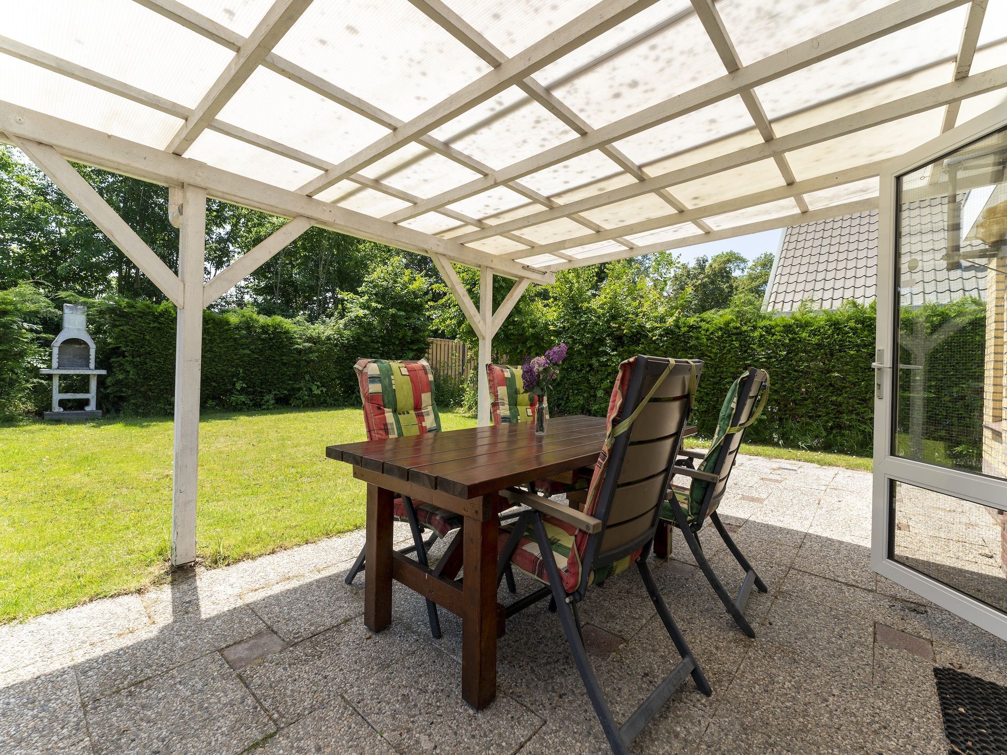 Het terras van Landingsweg 94 in Baarland