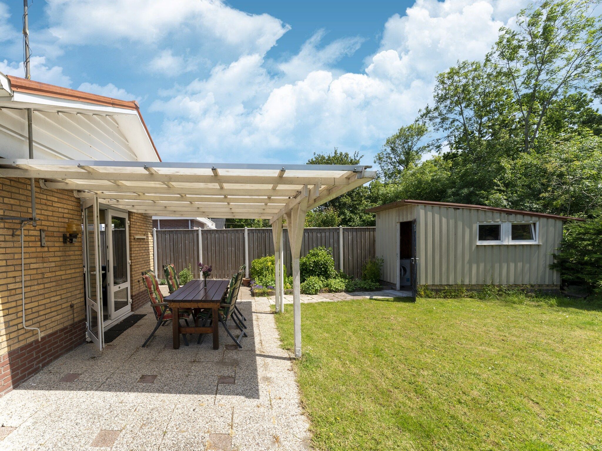 Het terras van Landingsweg 94 in Baarland
