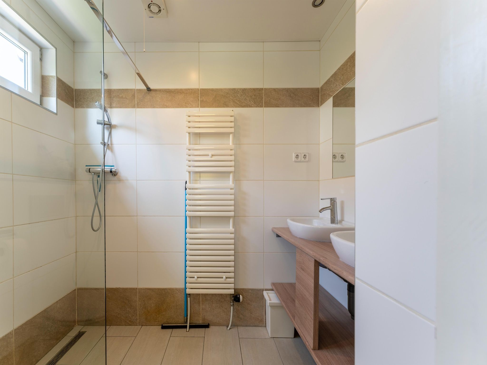 De badkamer van Landingsweg 94 in Baarland