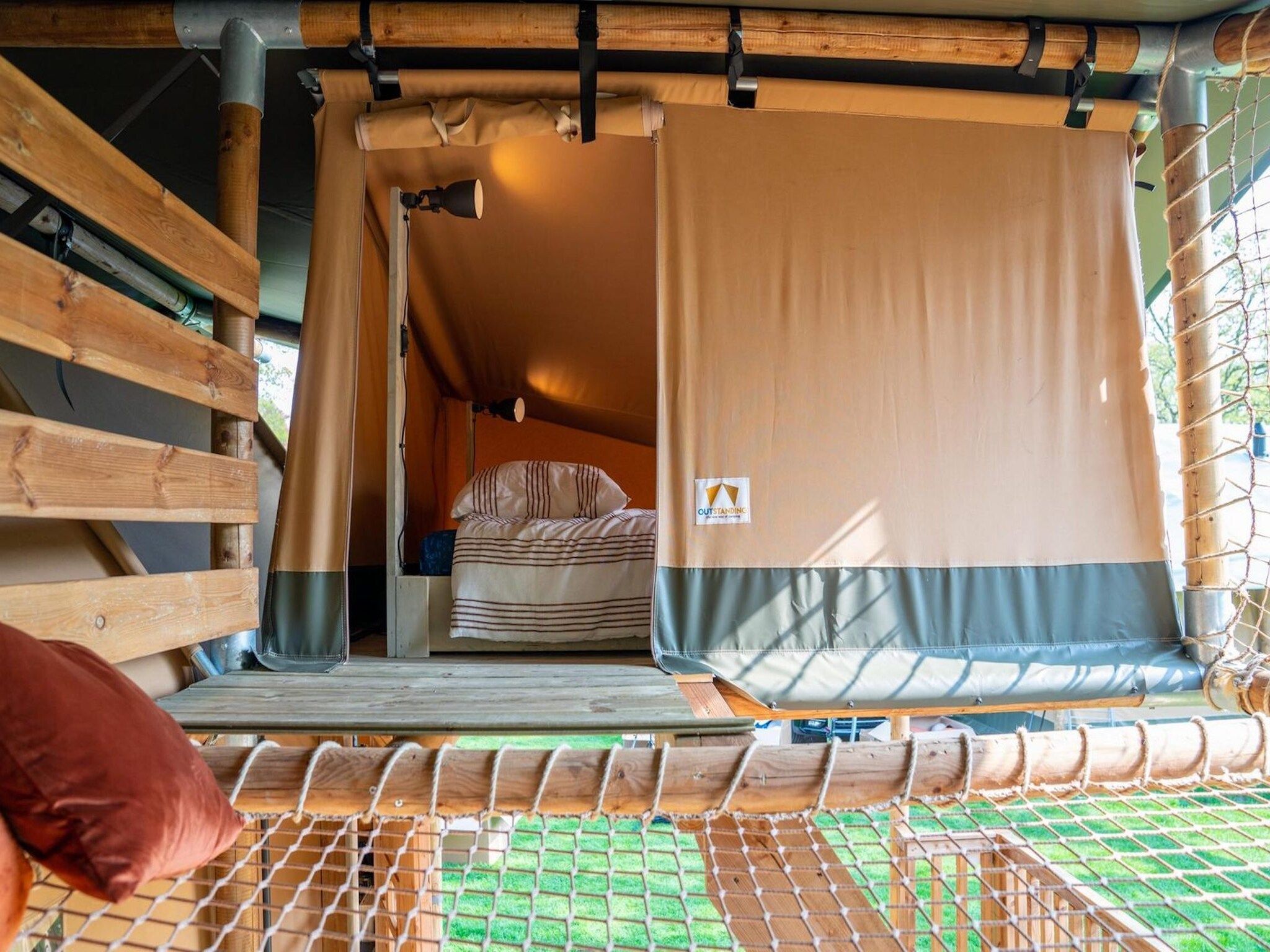Een slaapkamer van Recreatiepark Rhederlaagse Meren 18 in Lathum