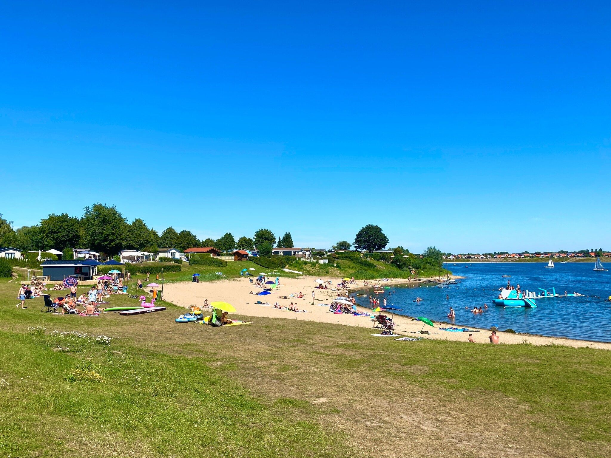 Parkfaciliteiten bij Recreatiepark Rhederlaagse Meren 18 in Lathum