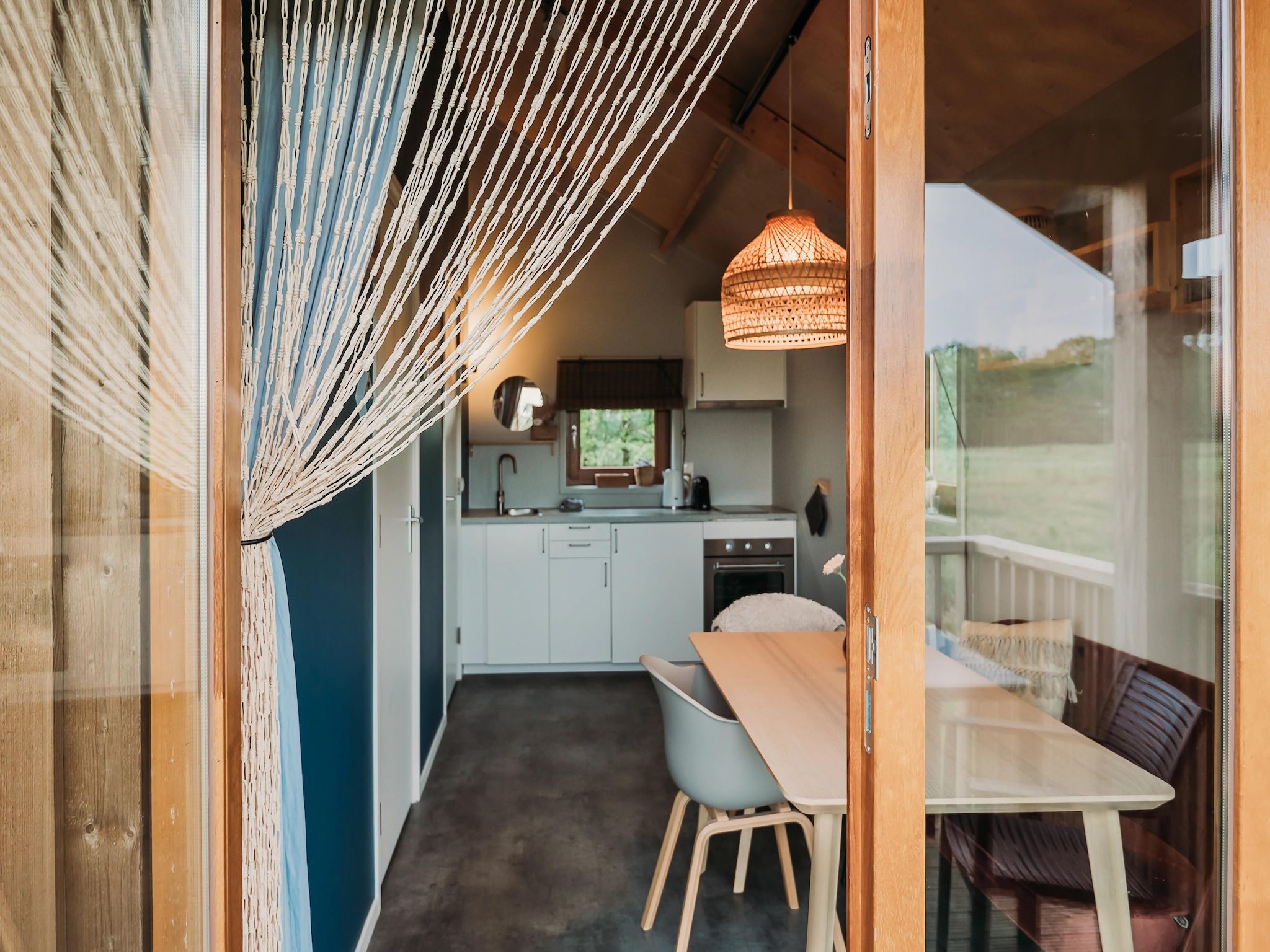 De eetkamer van Acker Lodges 4 in Ruinerwold