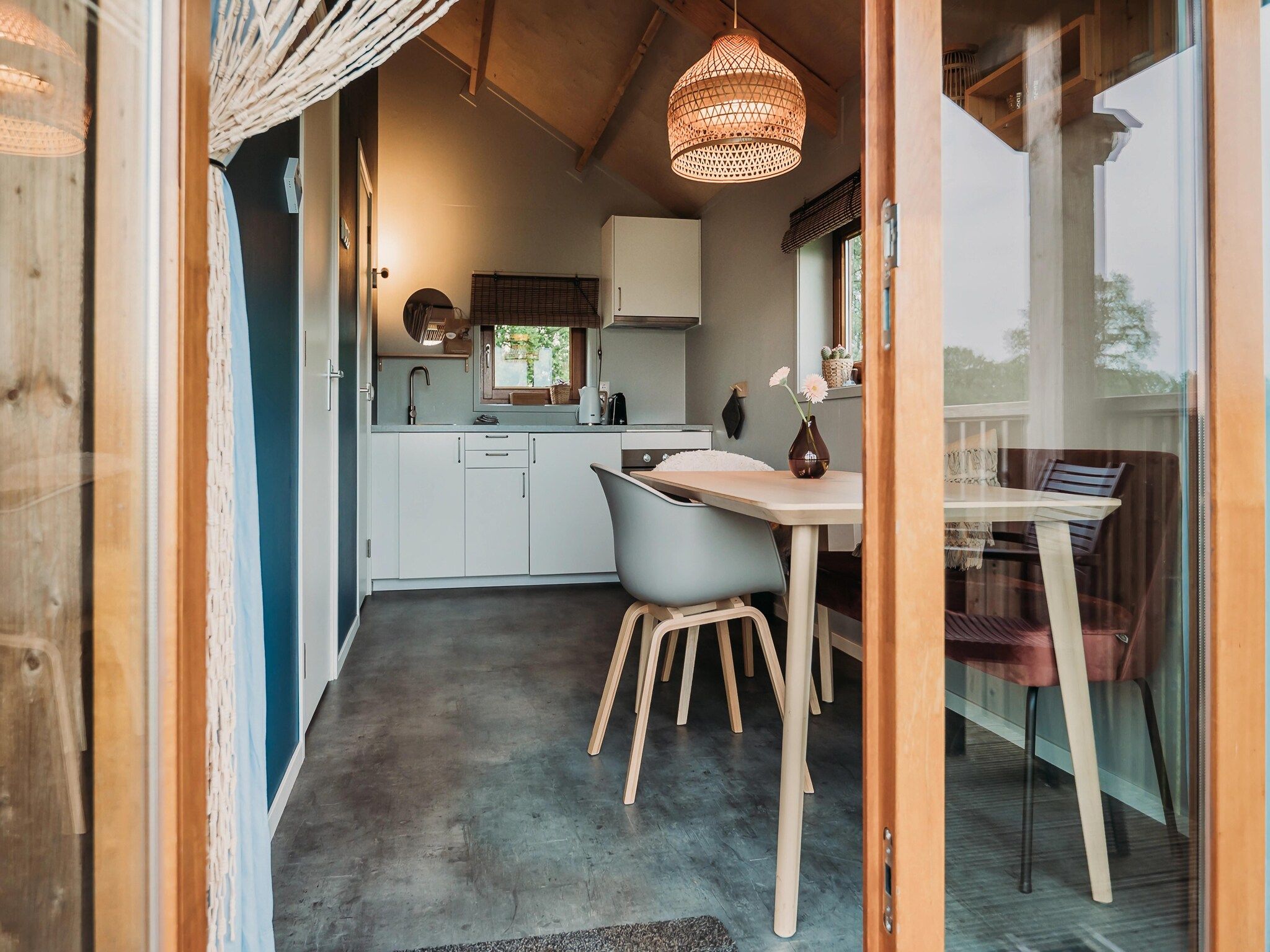 De eetkamer van Acker Lodges 4 in Ruinerwold