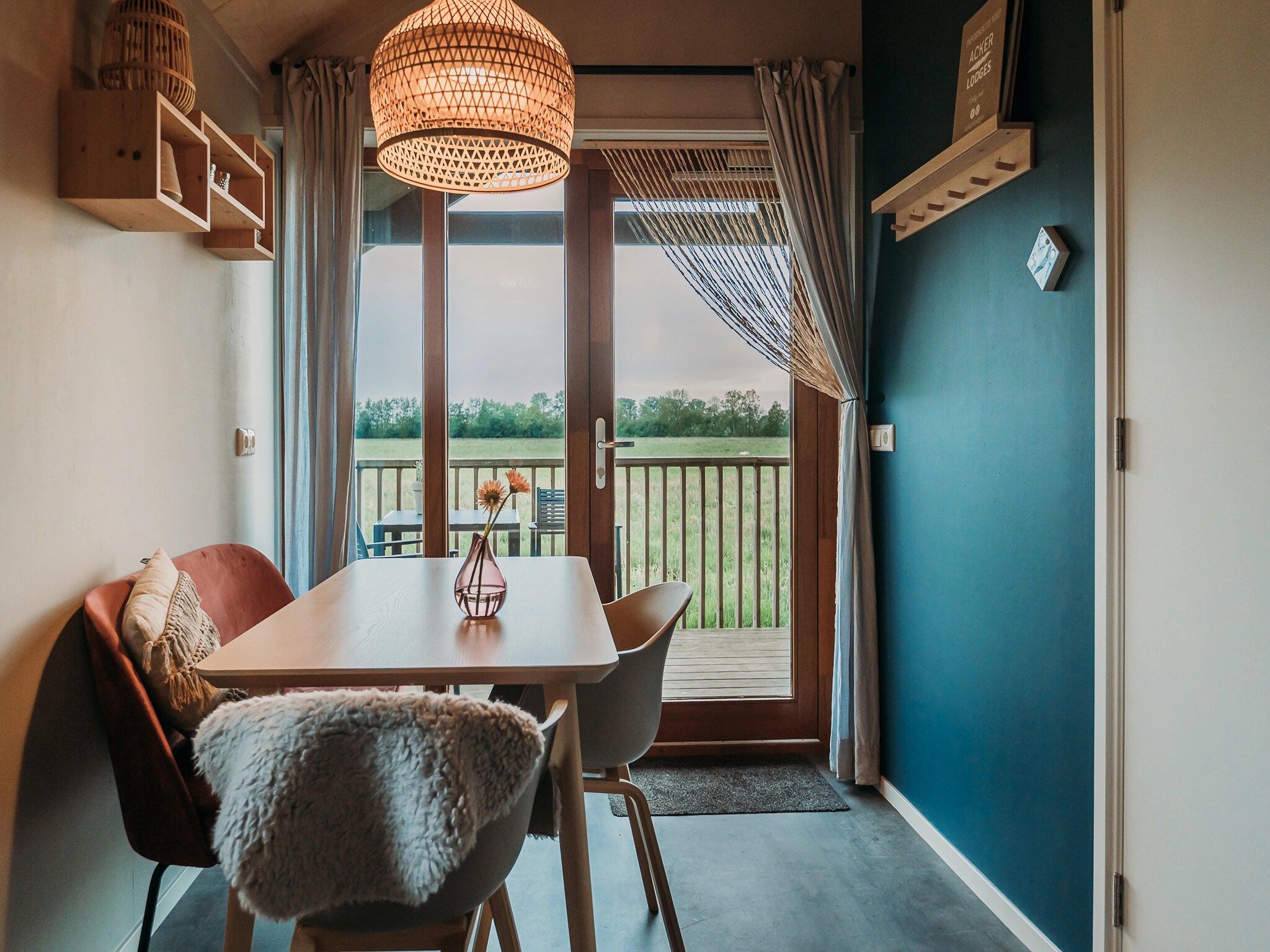 De woonkamer van Acker Lodges 4 in Ruinerwold
