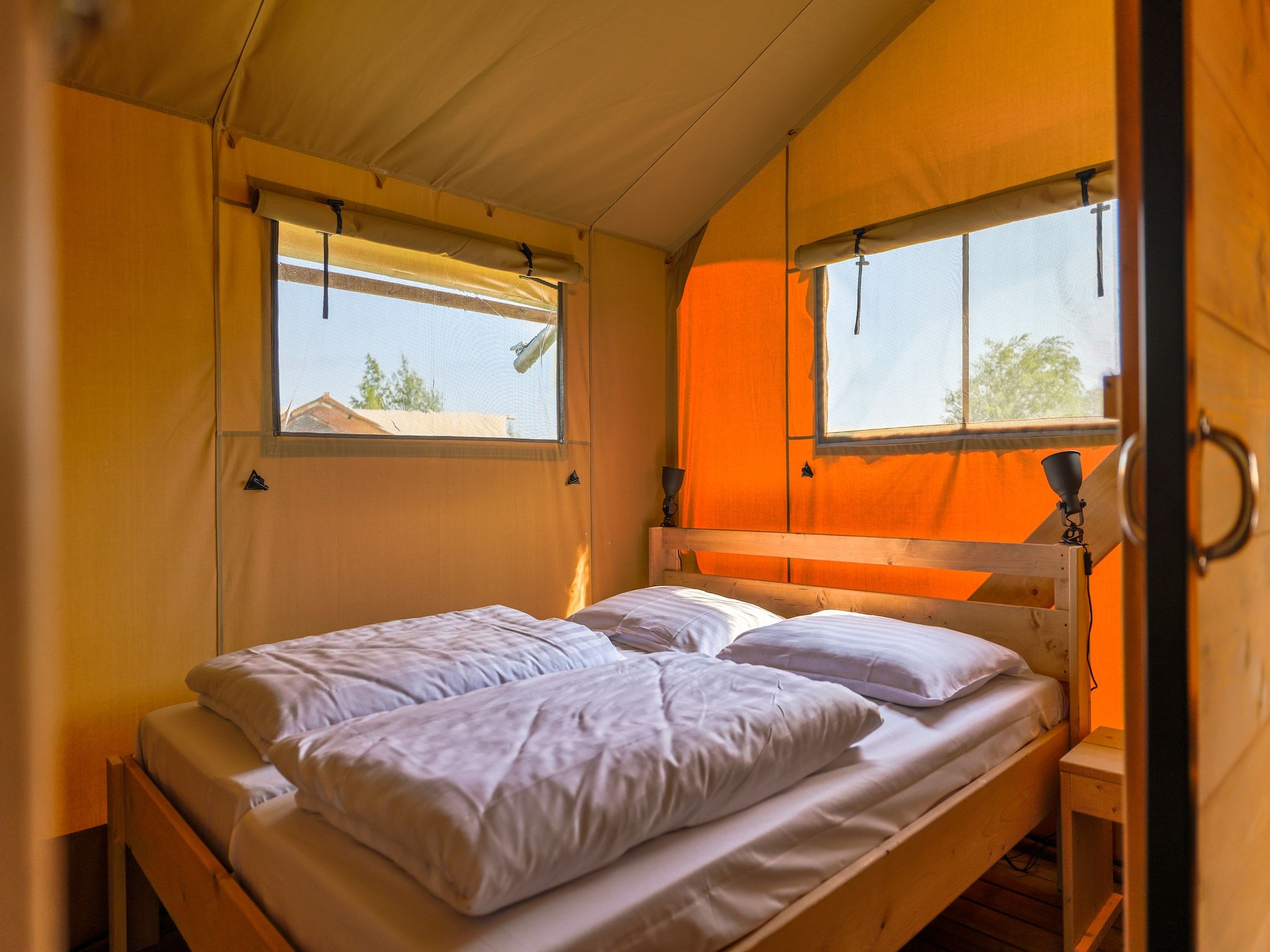 Een slaapkamer van Villavakantiepark IJsselhof 12 in Andijk