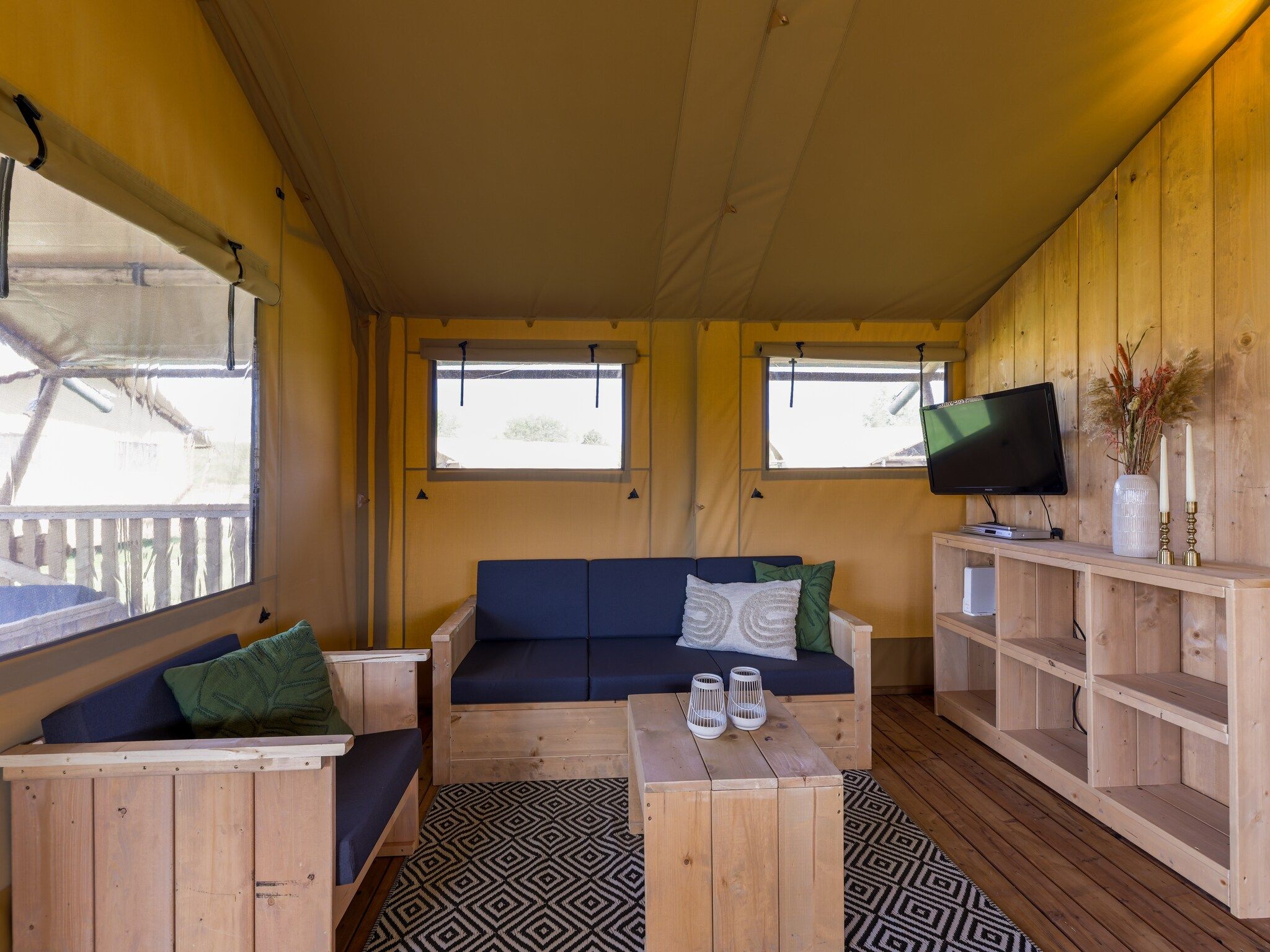 De woonkamer van Villavakantiepark IJsselhof 12 in Andijk