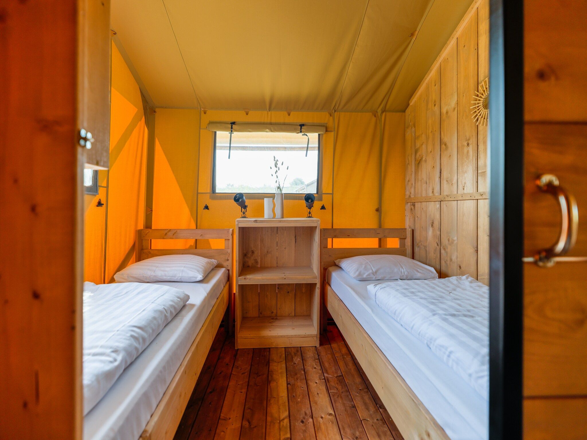 Een slaapkamer van Villavakantiepark IJsselhof 12 in Andijk
