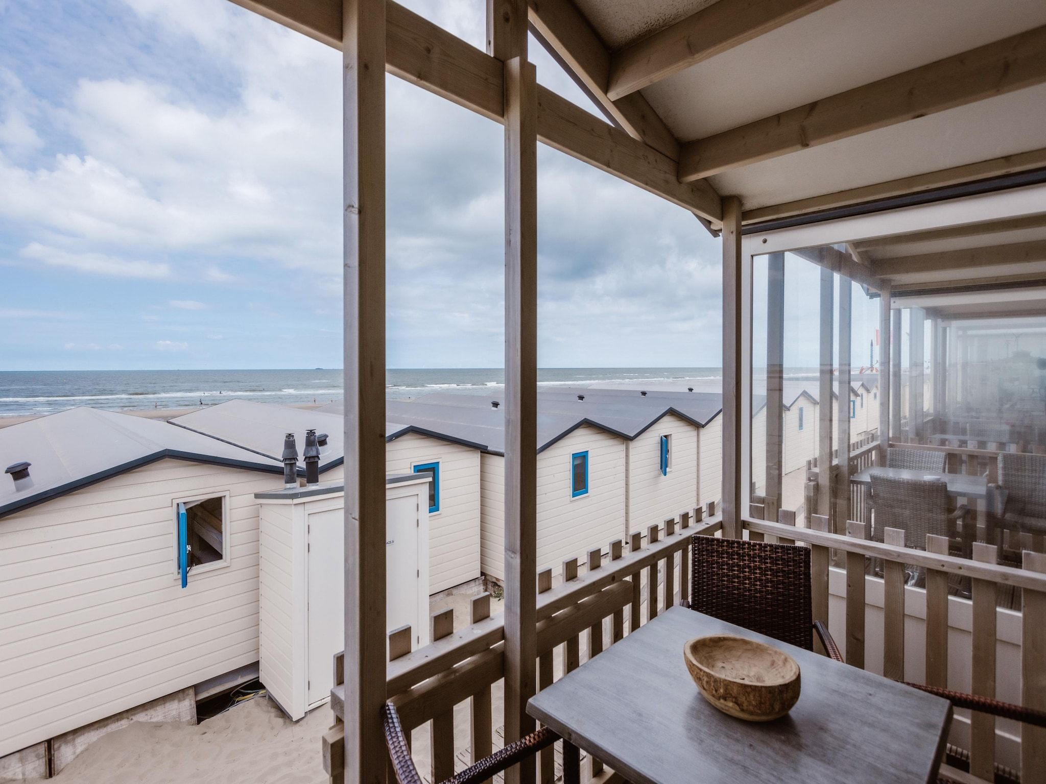 Het terras van Resort Beach Houses Wijk aan Zee 1 in Wijk aan Zee