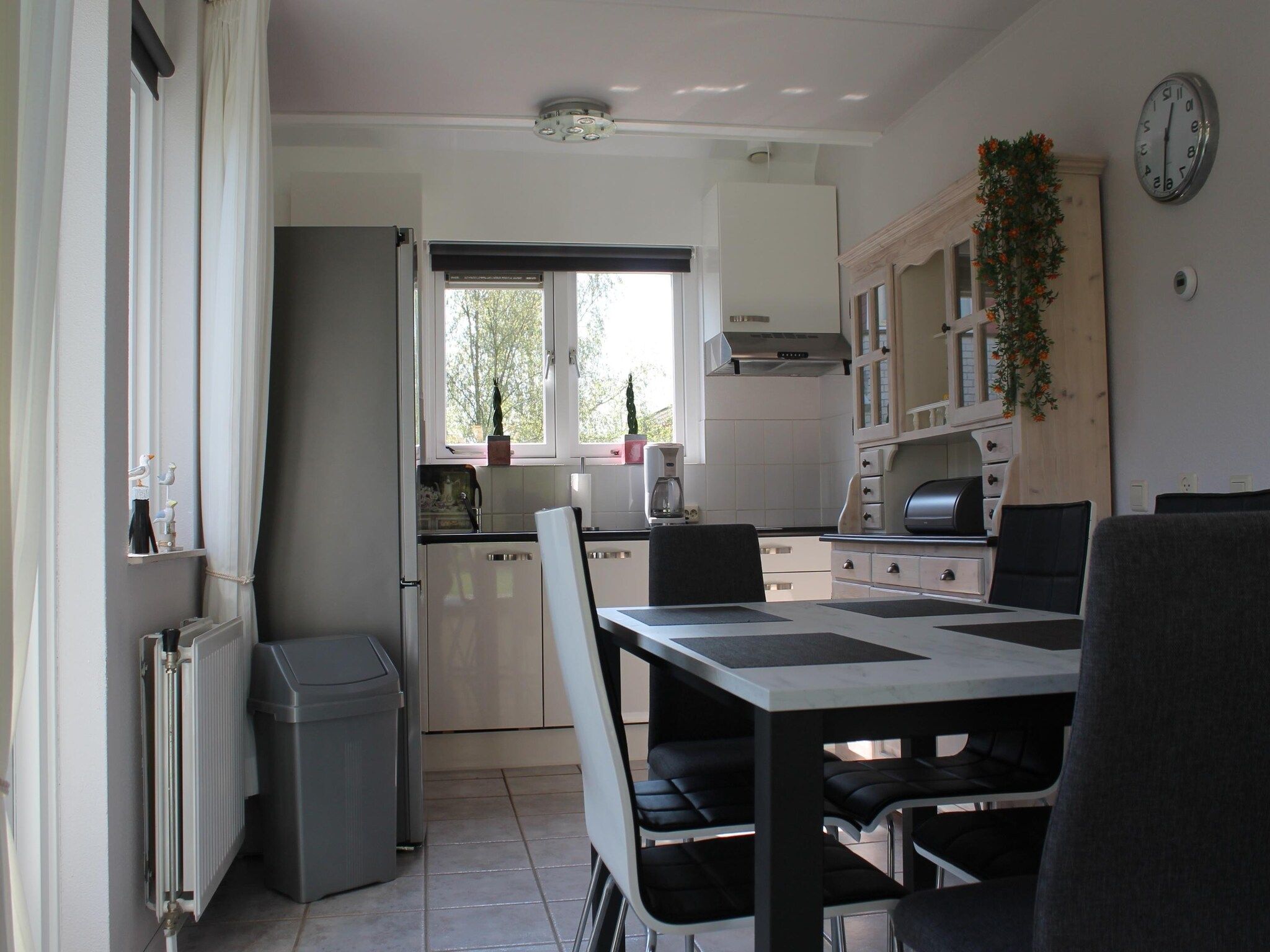 De eetkamer van Villapark De Oesterbaai 21 in Wemeldinge