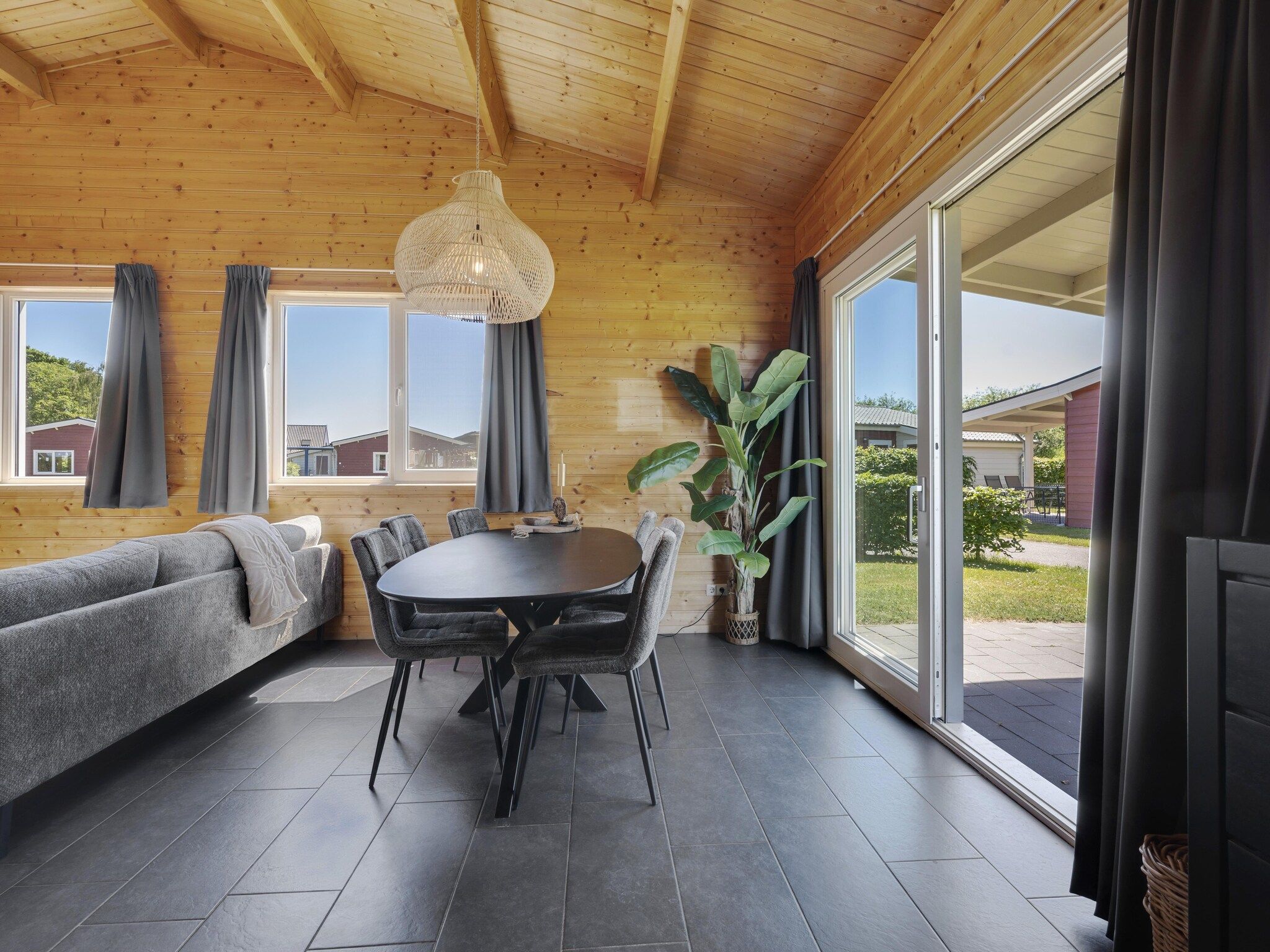 De eetkamer van Vakantiehuisje 20 in Someren-Heide